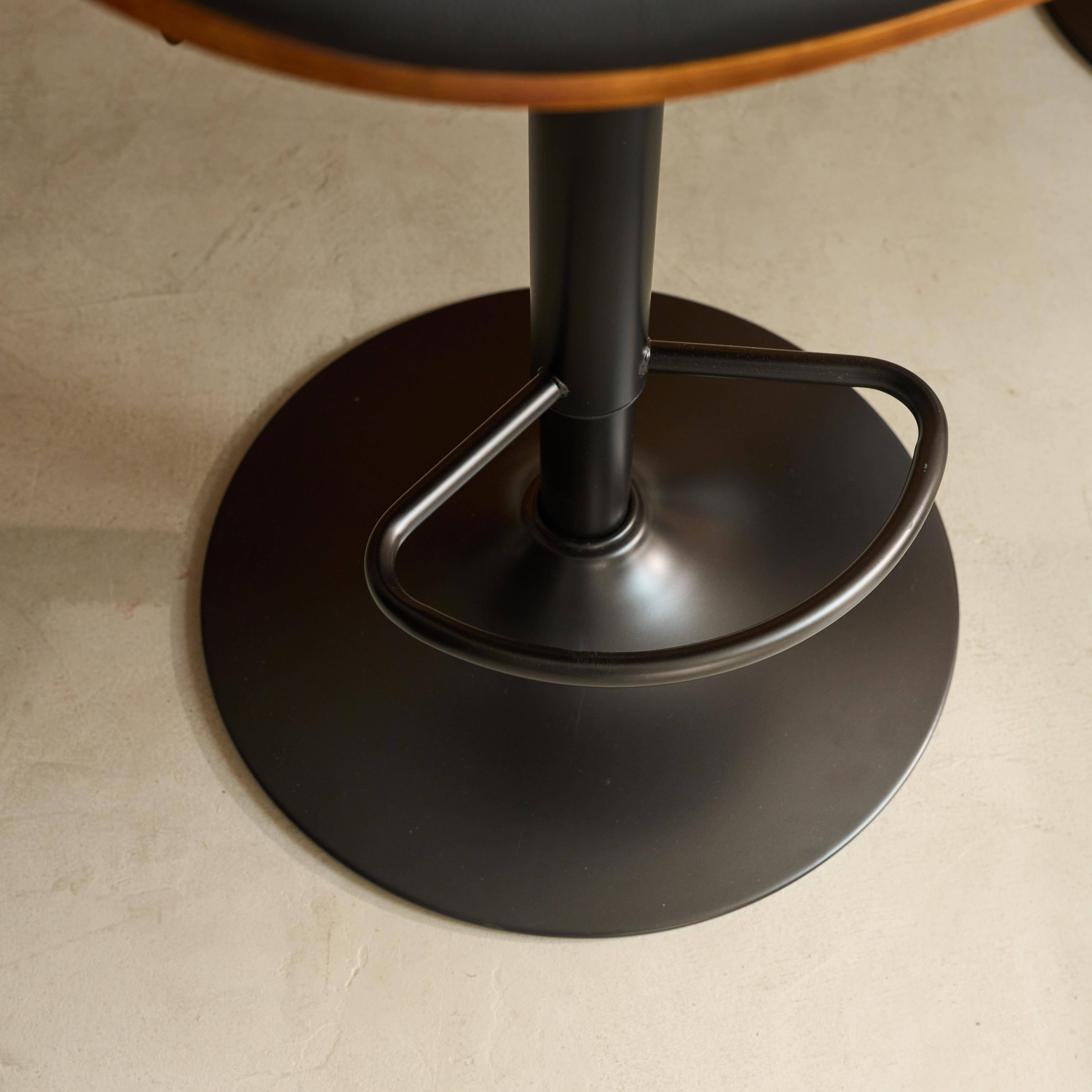 2er-Set höhenverstellbare Barhocker mit Holzdekor und Kunstleder nussbaum/schwarz - B 53 T 51 x H 95-116 cm - Dwight Photo6