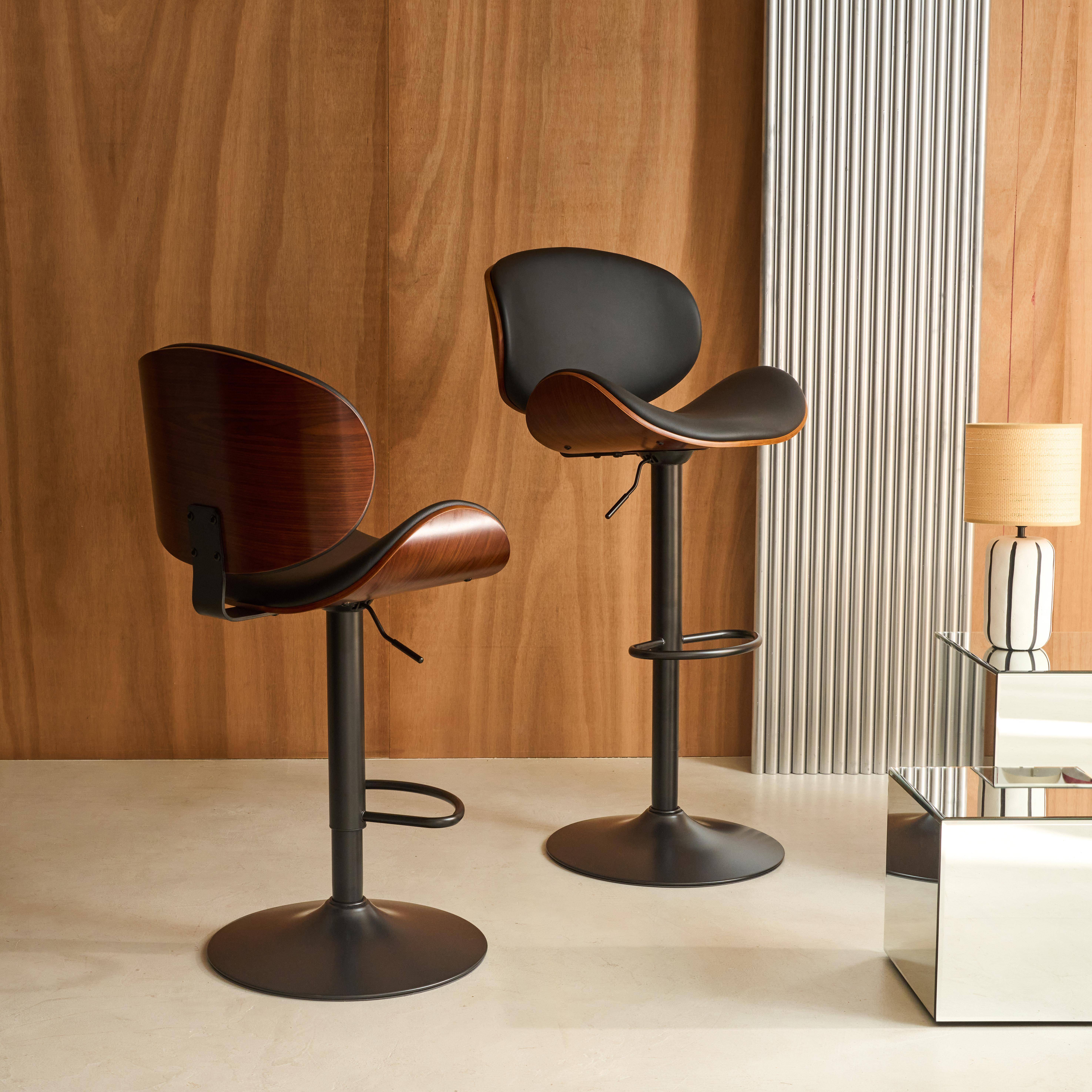 2er-Set höhenverstellbare Barhocker mit Holzdekor und Kunstleder nussbaum/schwarz - B 53 T 51 x H 95-116 cm - Dwight,sweeek,Photo2