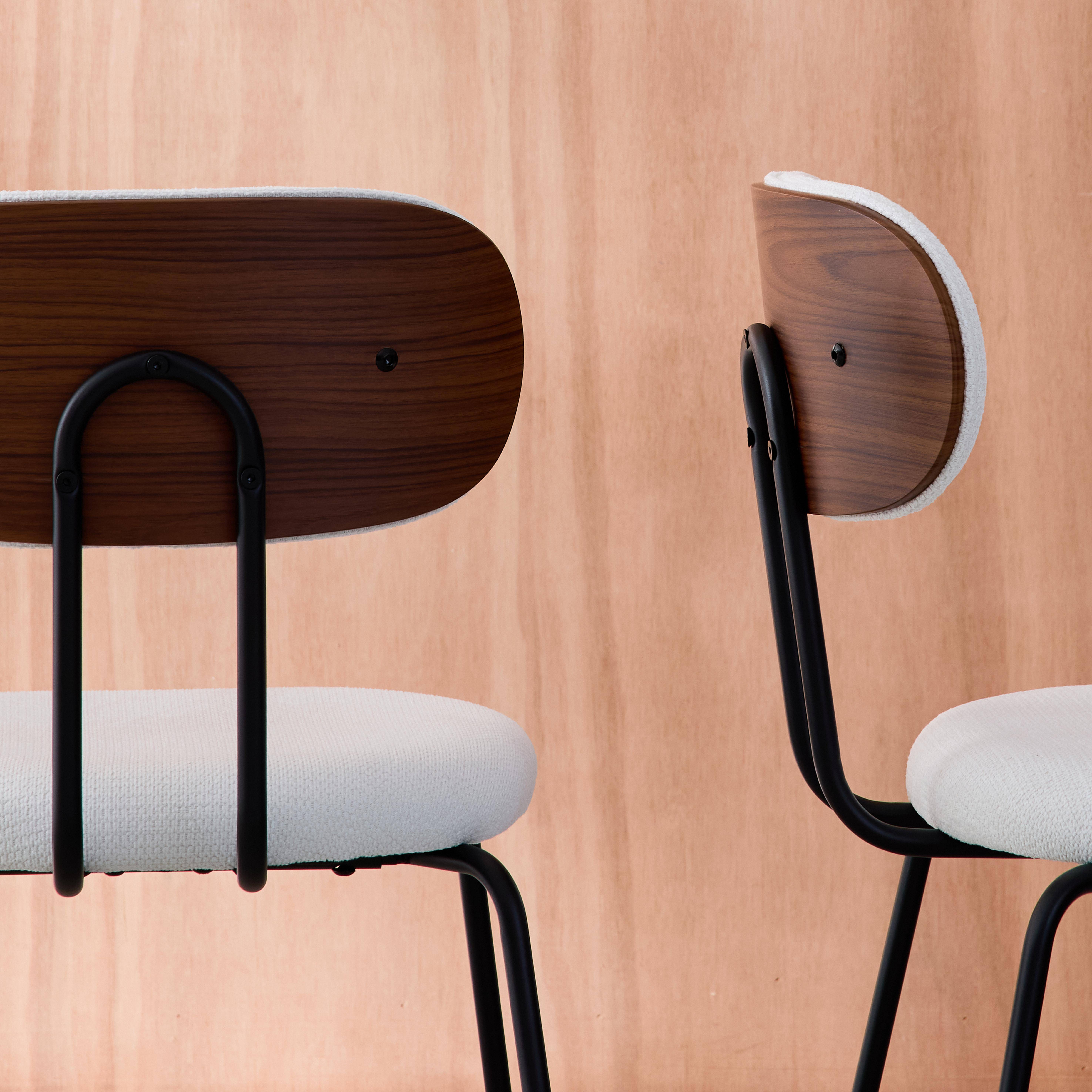 Krzesło w kolorze drewna orzechowego, gięte, z hydrofobową tkaniną w białym kolorze i metalowymi nóżkami - dł. 45 x szer. 55 x wys. 80 cm - Erin,sweeek,Photo2