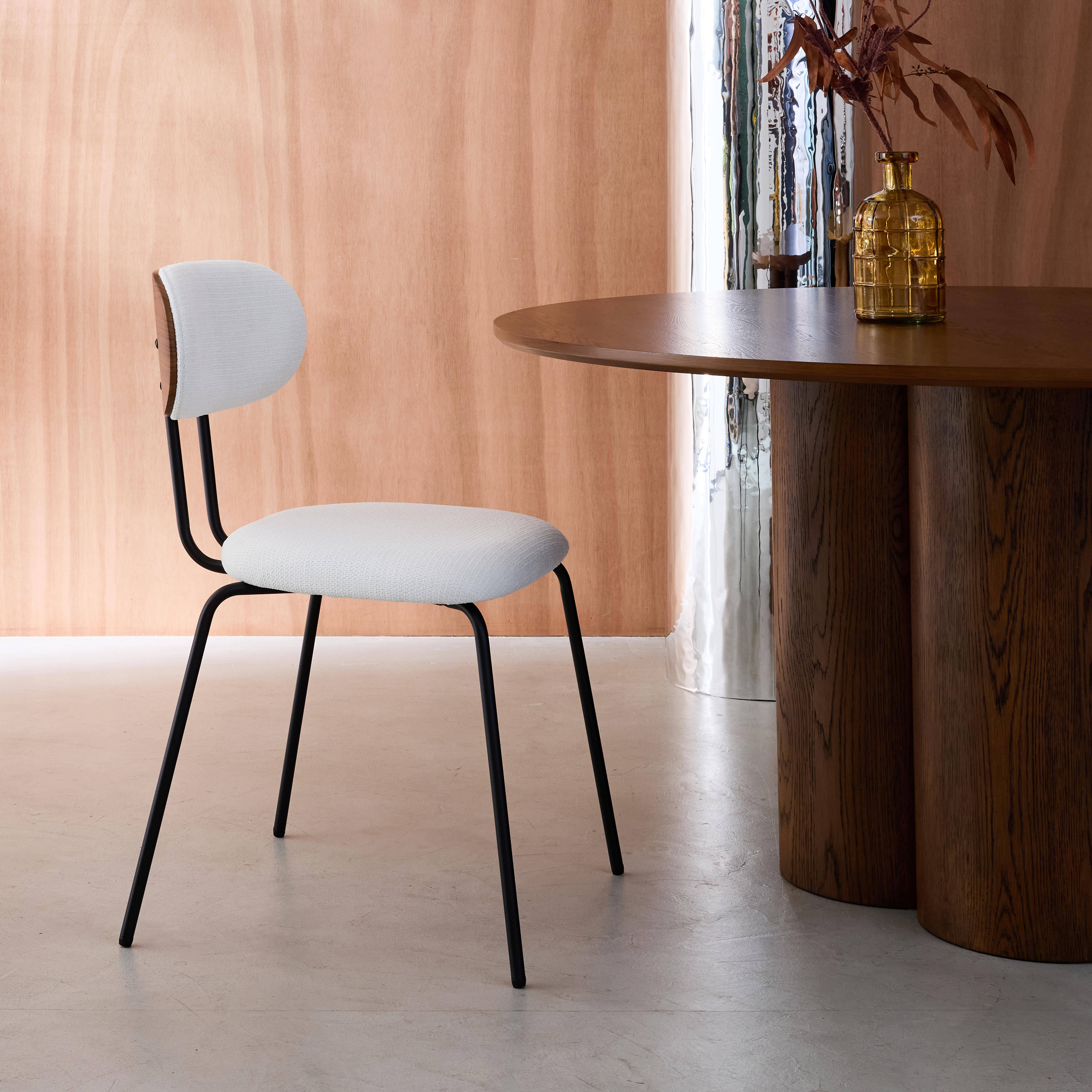 Krzesło w kolorze drewna orzechowego, gięte, z hydrofobową tkaniną w białym kolorze i metalowymi nóżkami - dł. 45 x szer. 55 x wys. 80 cm - Erin,sweeek,Photo4