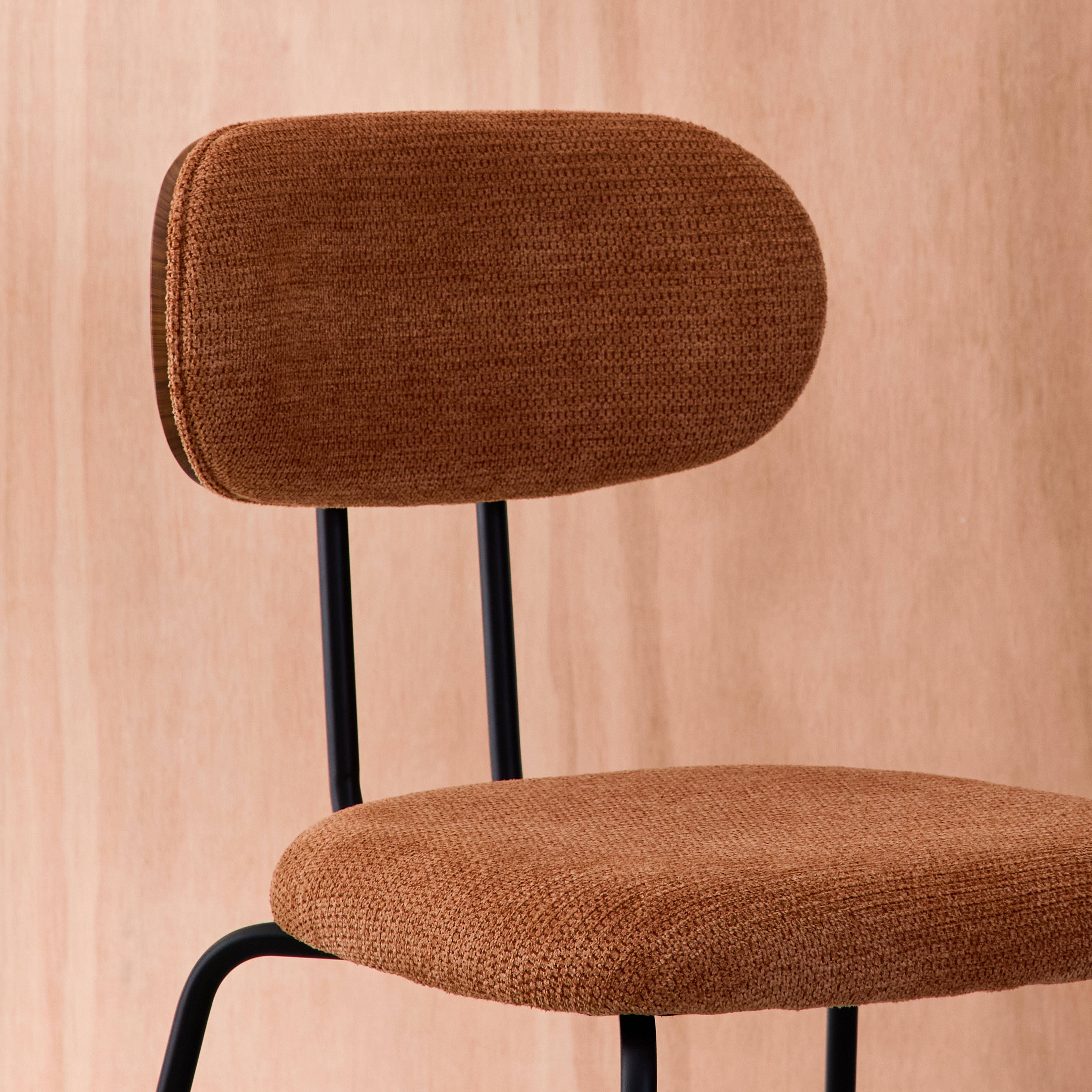 Krzesło w kolorze drewna orzechowego, gięte, z hydrofobową tkaniną w kolorze terakoty i metalowymi nóżkami - dł. 45 x szer. 55 x wys. 80 cm - Erin Photo3