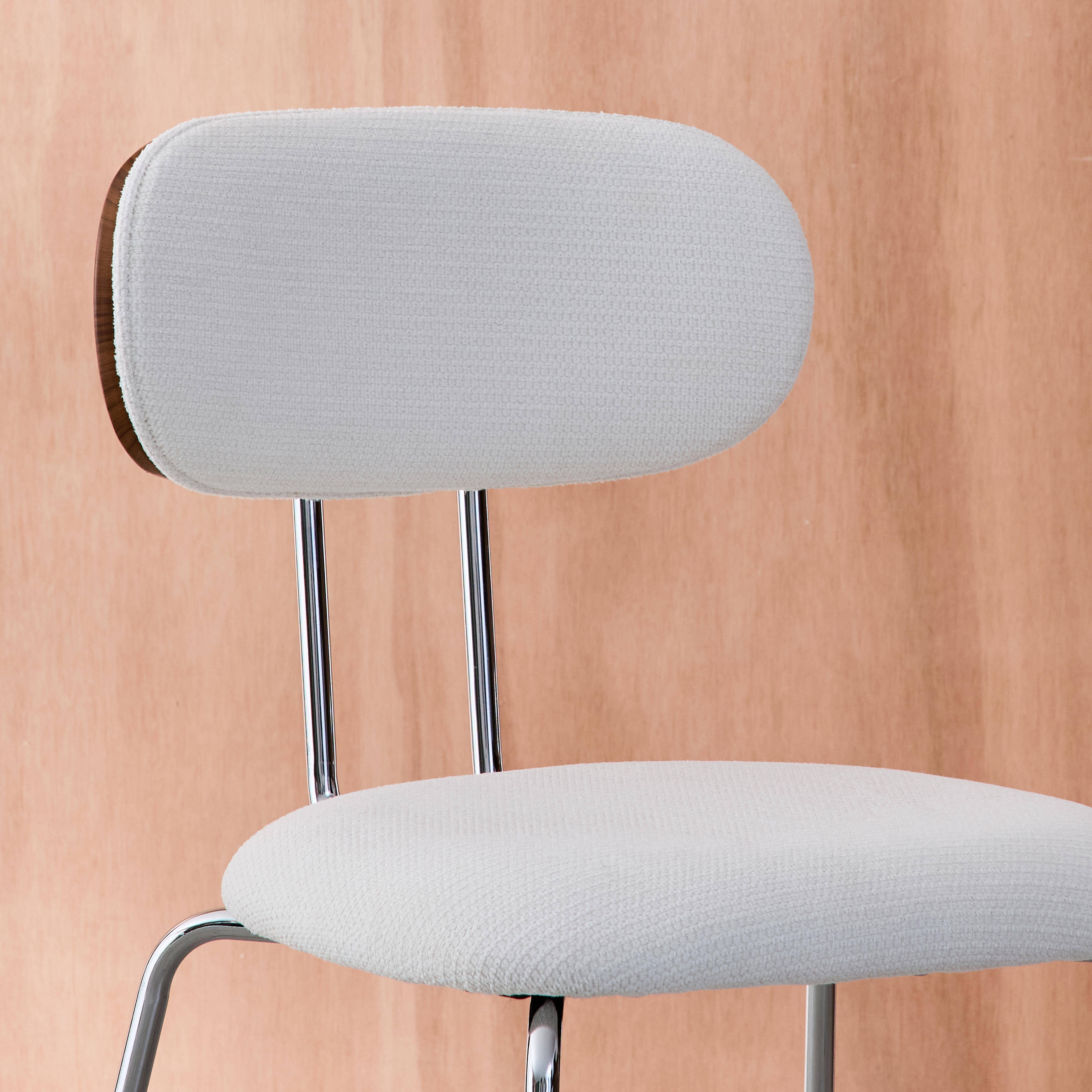 Krzesło w kolorze drewna orzecha, gięte, z białą hydrofobową tkaniną i chromowanymi metalowymi nóżkami (2 szt.) dł. 45 x szer. 55 x wys. 80 cm - Erin Photo3