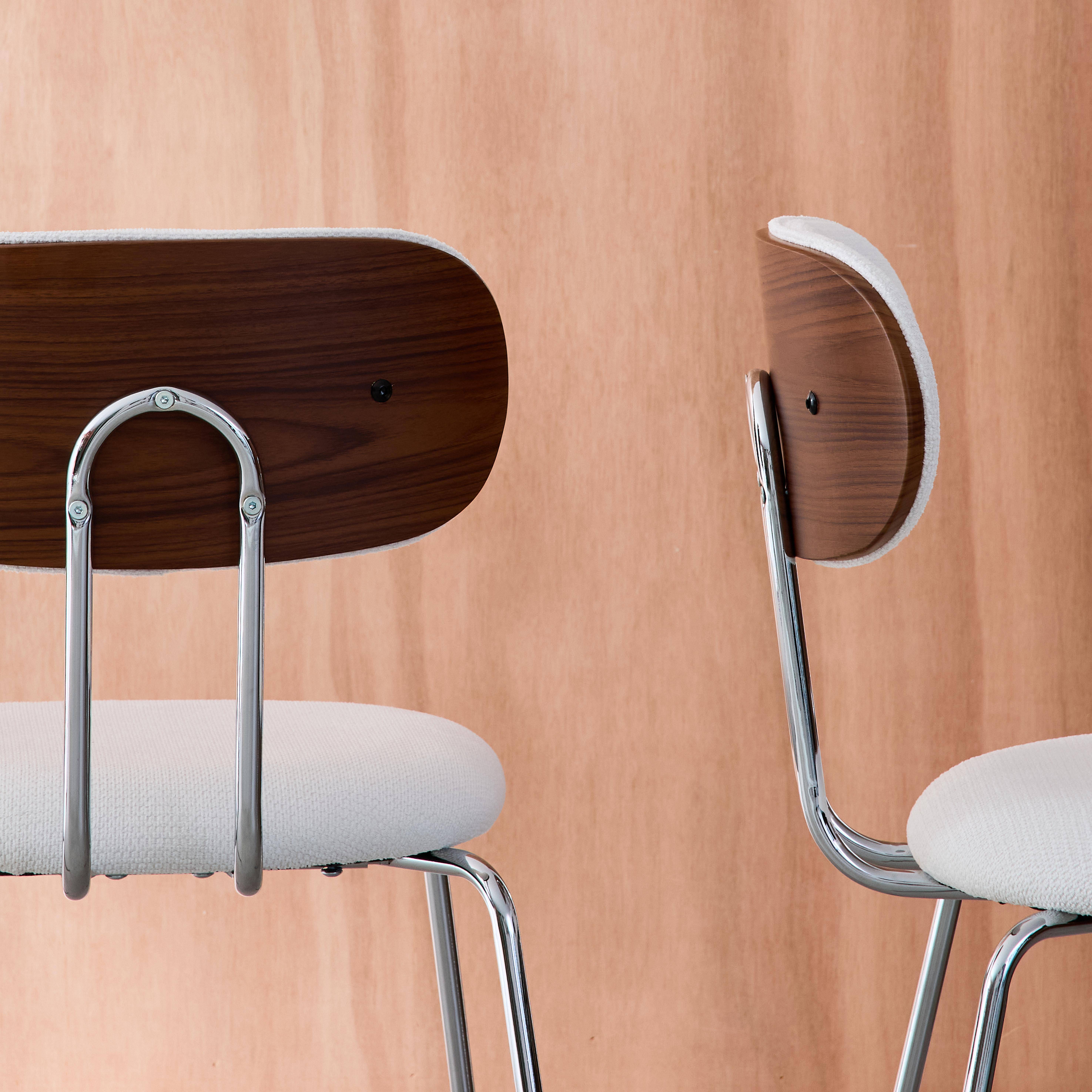 Krzesło w kolorze drewna orzecha, gięte, z białą hydrofobową tkaniną i chromowanymi metalowymi nóżkami (2 szt.) dł. 45 x szer. 55 x wys. 80 cm - Erin Photo2