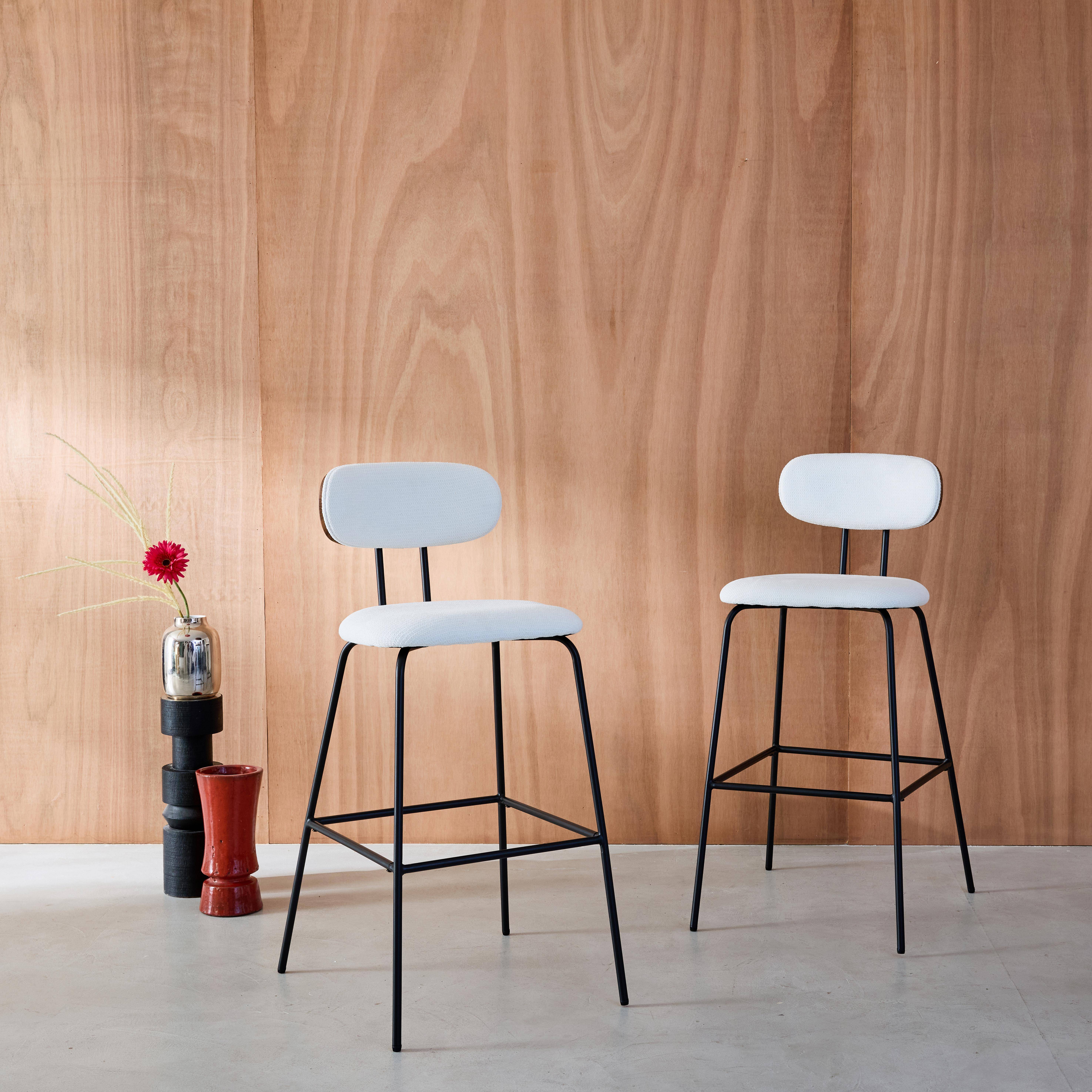 Krzesło barowe w kolorze drewna orzecha, gięte, z białą tkaniną hydrofobową, nóżkami z matowego czarnego metalu (zestaw 2), dł. 44 x gł. 51 x wys. 103 cm – Erin,sweeek,Photo1