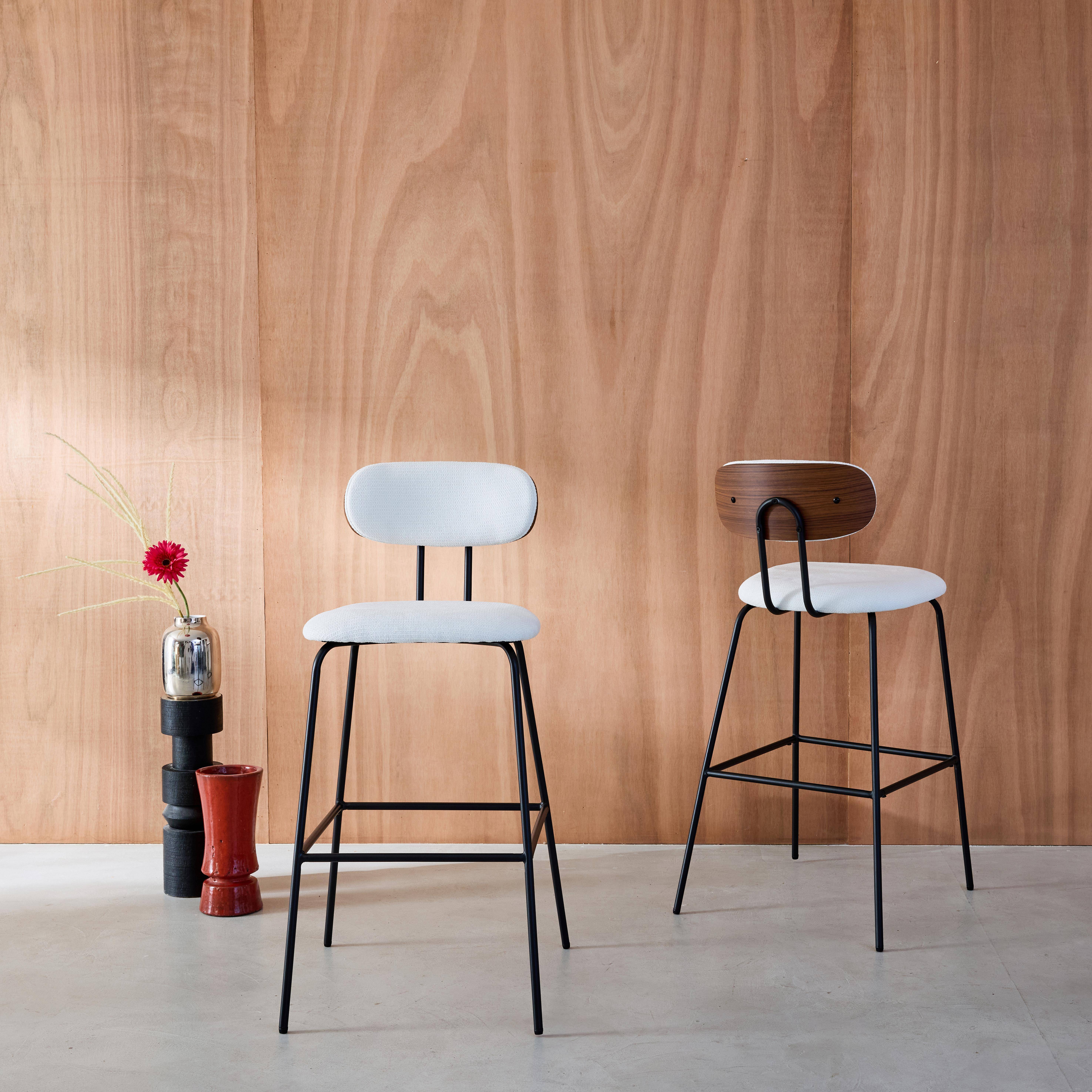 Krzesło barowe w kolorze drewna orzecha, gięte, z białą tkaniną hydrofobową, nóżkami z matowego czarnego metalu (zestaw 2), dł. 44 x gł. 51 x wys. 103 cm – Erin Photo2