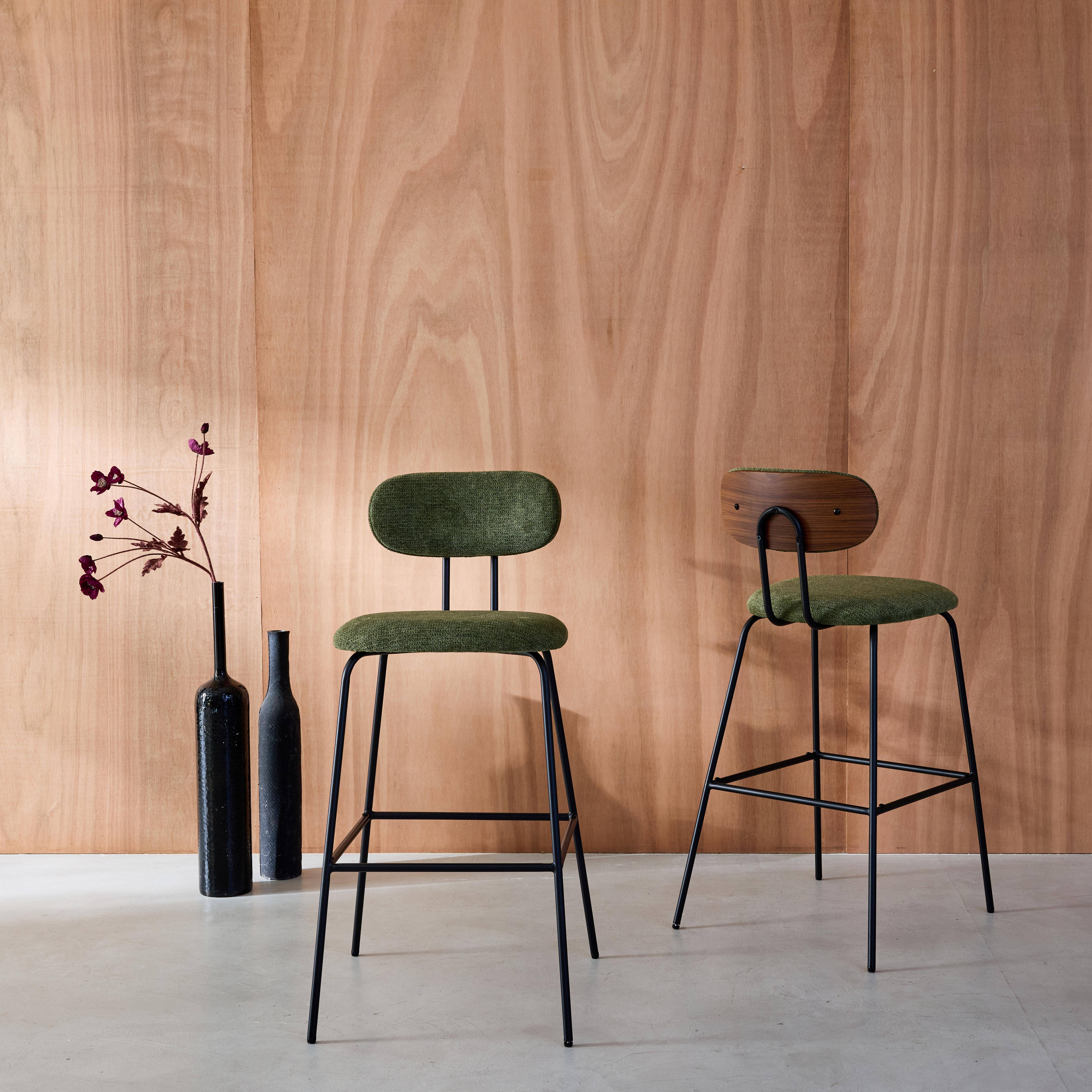 Krzesło barowe w kolorze drewna orzecha, gięte, z hydrofobową tkaniną, w kolorze khaki, nóżkami z matowego czarnego metalu (zestaw 2), dł. 44 x gł. 51 x wys. 103 cm – Erin,sweeek,Photo2