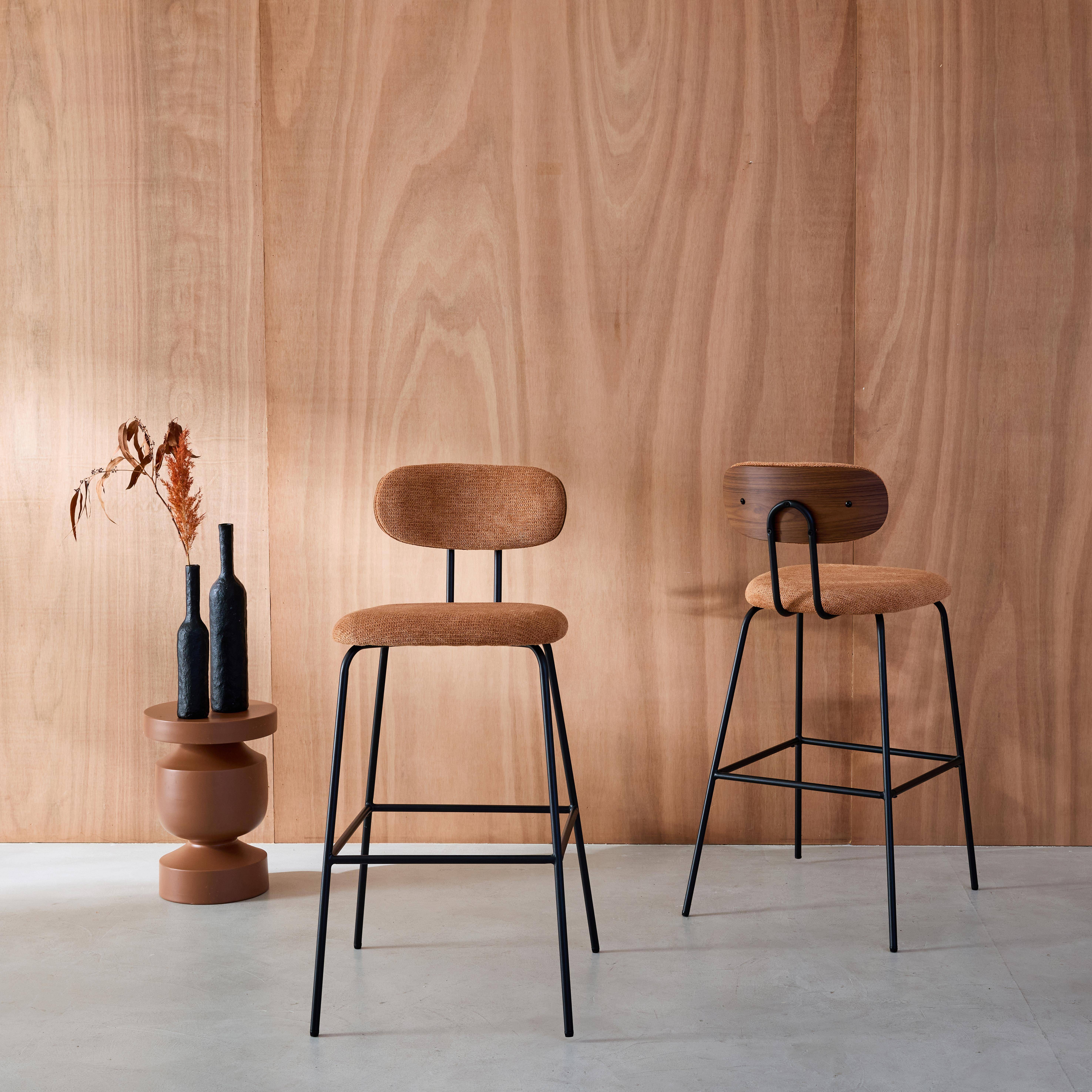 Krzesło barowe w kolorze drewna orzecha, gięte z tkaniną hydrofobową w kolorze terakoty, nóżkami z matowego czarnego metalu (zestaw 2), dł. 44 x gł. 51 x wys. 103 cm – Erin Photo2