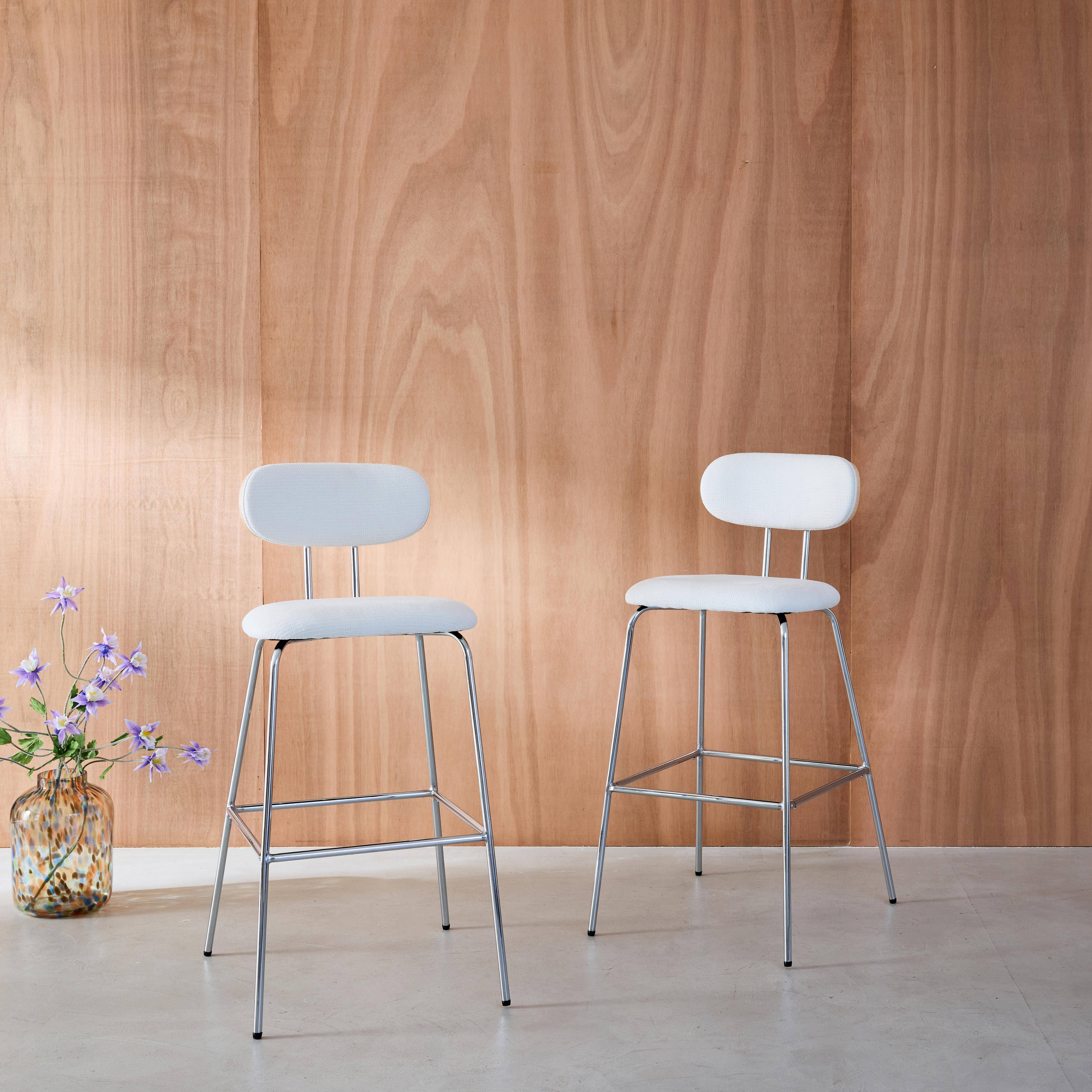 Barkruk met gebogen eikenhoutdecor en wit waterafstotende stof, verchroomde metalen poten (set van 2) - L 44 x D 51 x H 103 cm - Erin Photo1