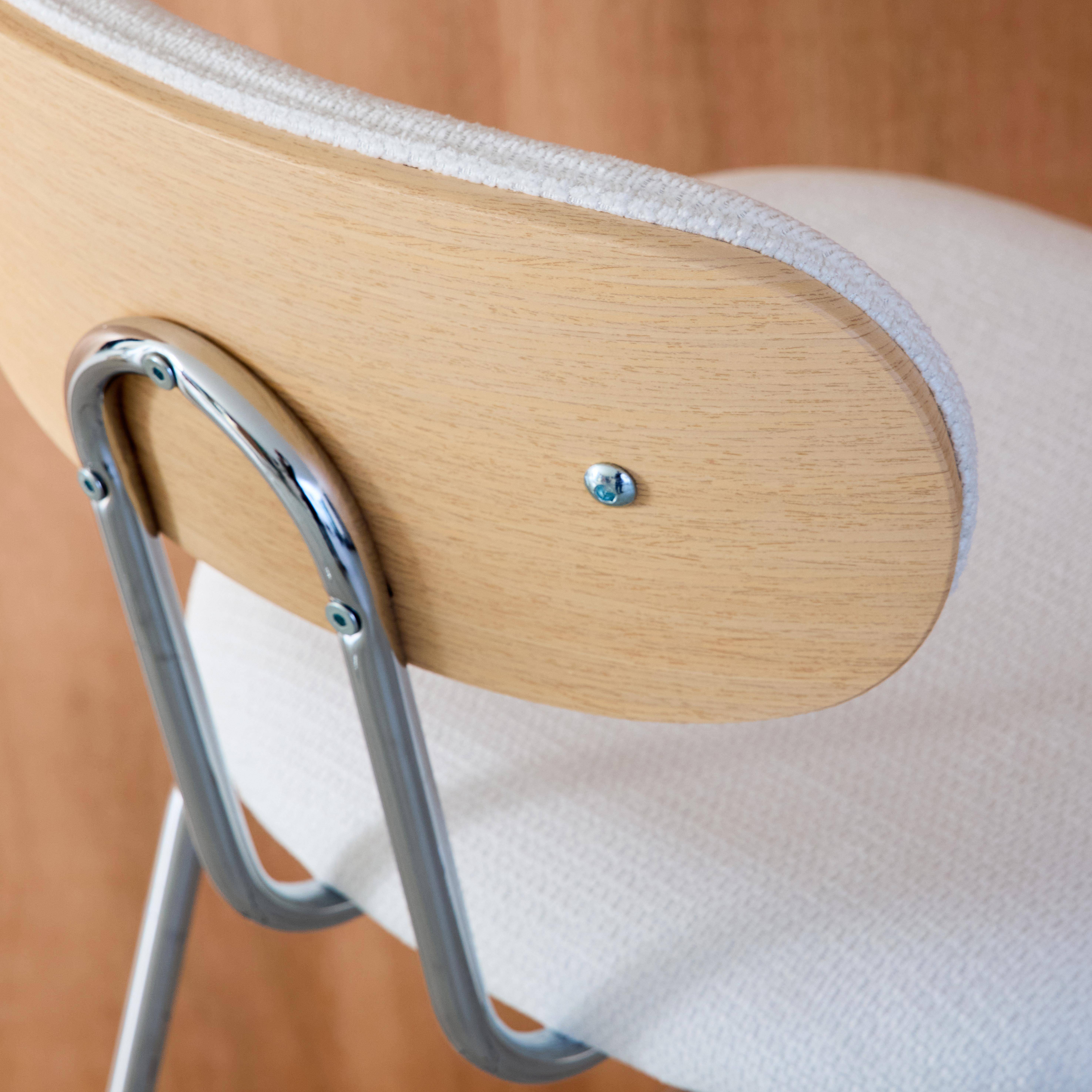 Barkruk met gebogen eikenhoutdecor en wit waterafstotende stof, verchroomde metalen poten (set van 2) - L 44 x D 51 x H 103 cm - Erin,sweeek,Photo3