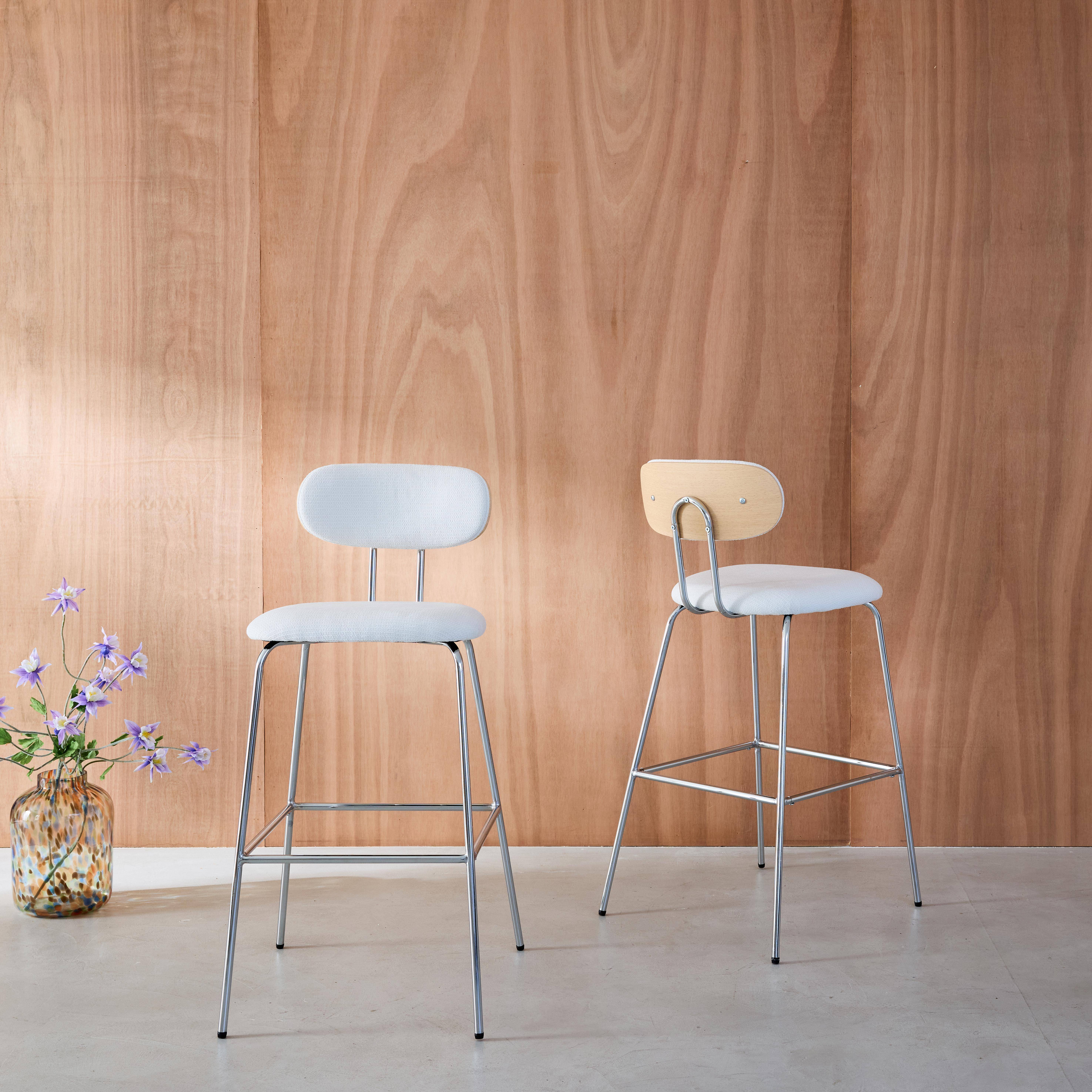 Barkruk met gebogen eikenhoutdecor en wit waterafstotende stof, verchroomde metalen poten (set van 2) - L 44 x D 51 x H 103 cm - Erin Photo2