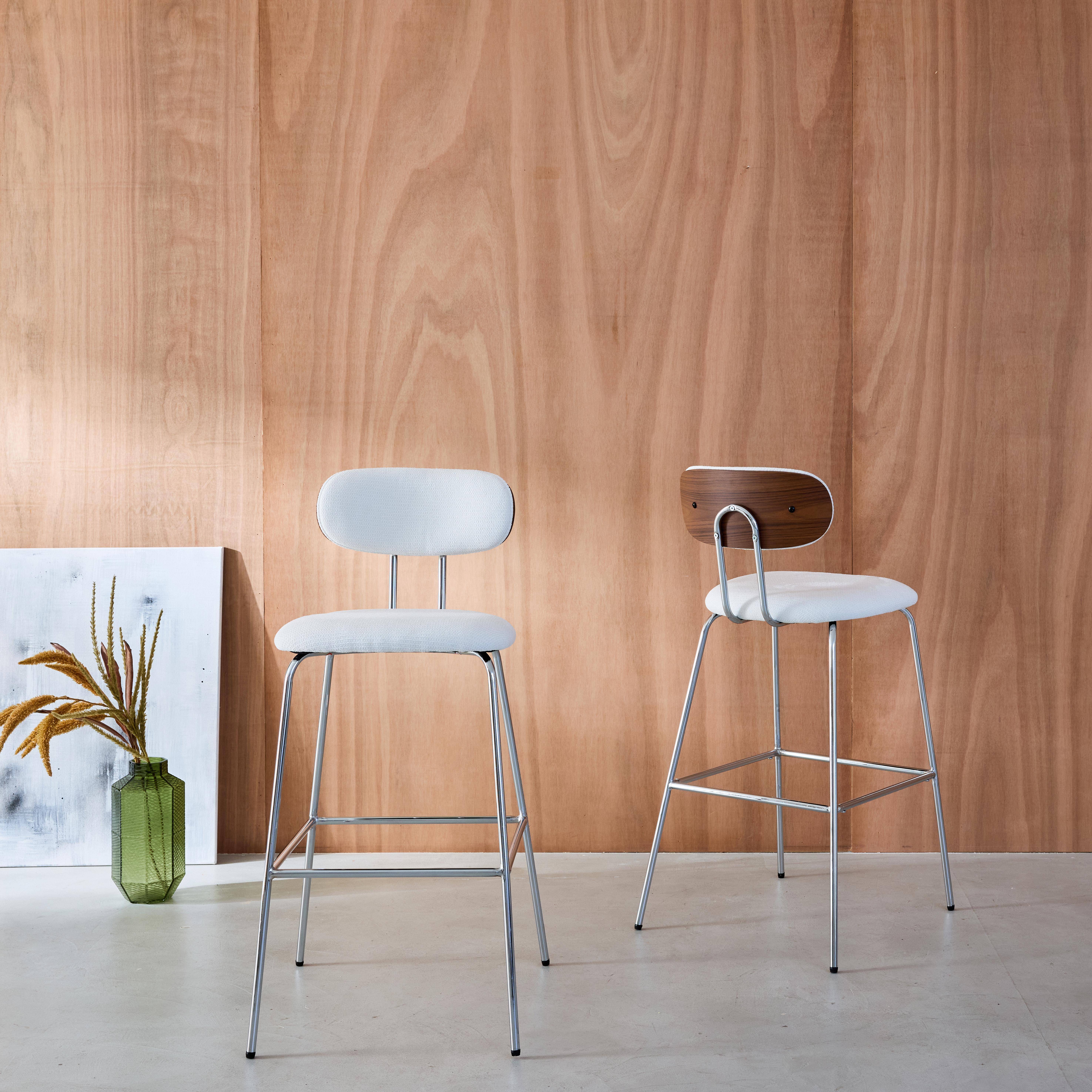 Zestaw 2 hokerów w kolorze orzecha, gięte, hydrofobowa tkanina w białym kolorze, chromowane nożki - dł. 44 x gł. 51 x wys. 103 cm - Erin Photo2