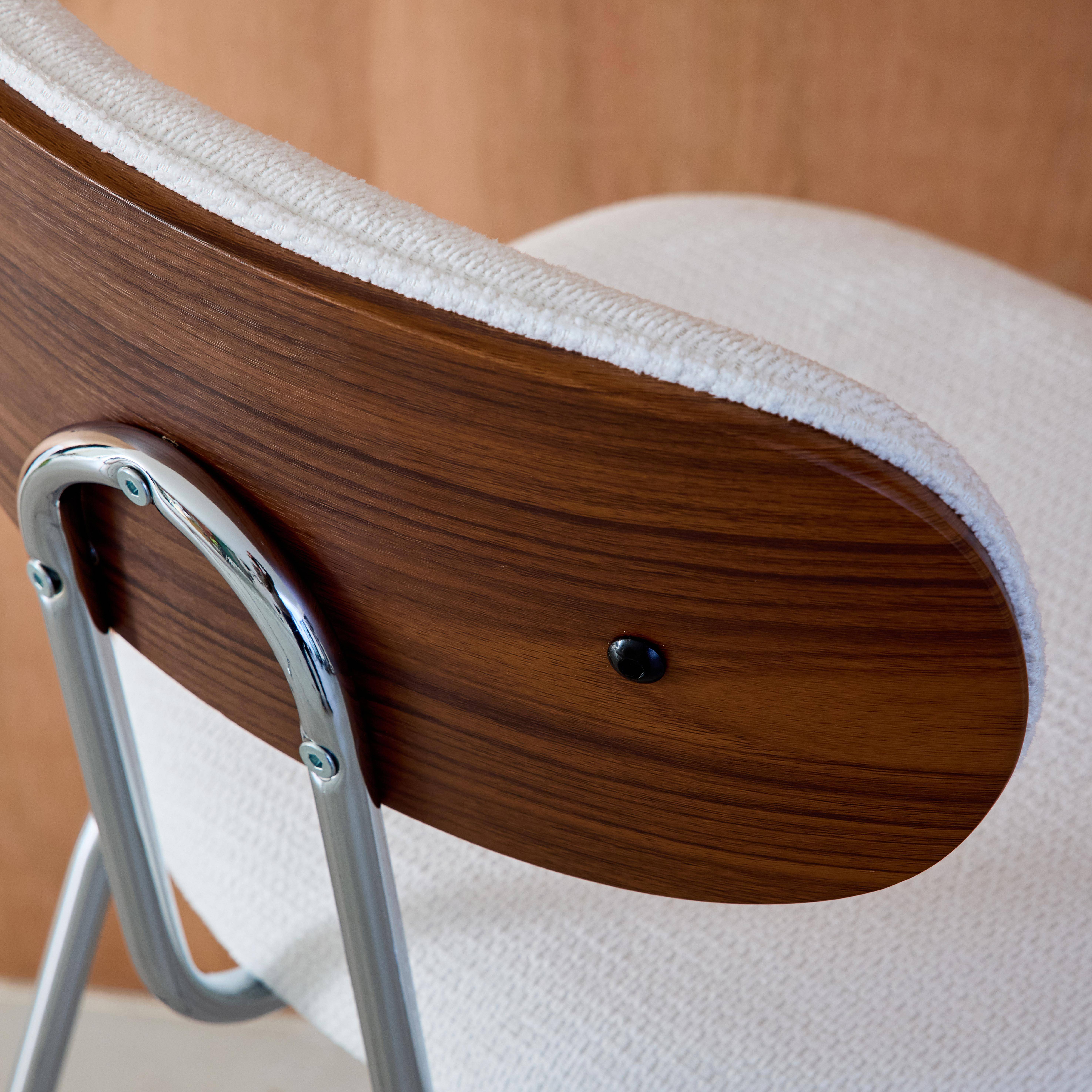 Zestaw 2 hokerów w kolorze orzecha, gięte, hydrofobowa tkanina w białym kolorze, chromowane nożki - dł. 44 x gł. 51 x wys. 103 cm - Erin,sweeek,Photo3