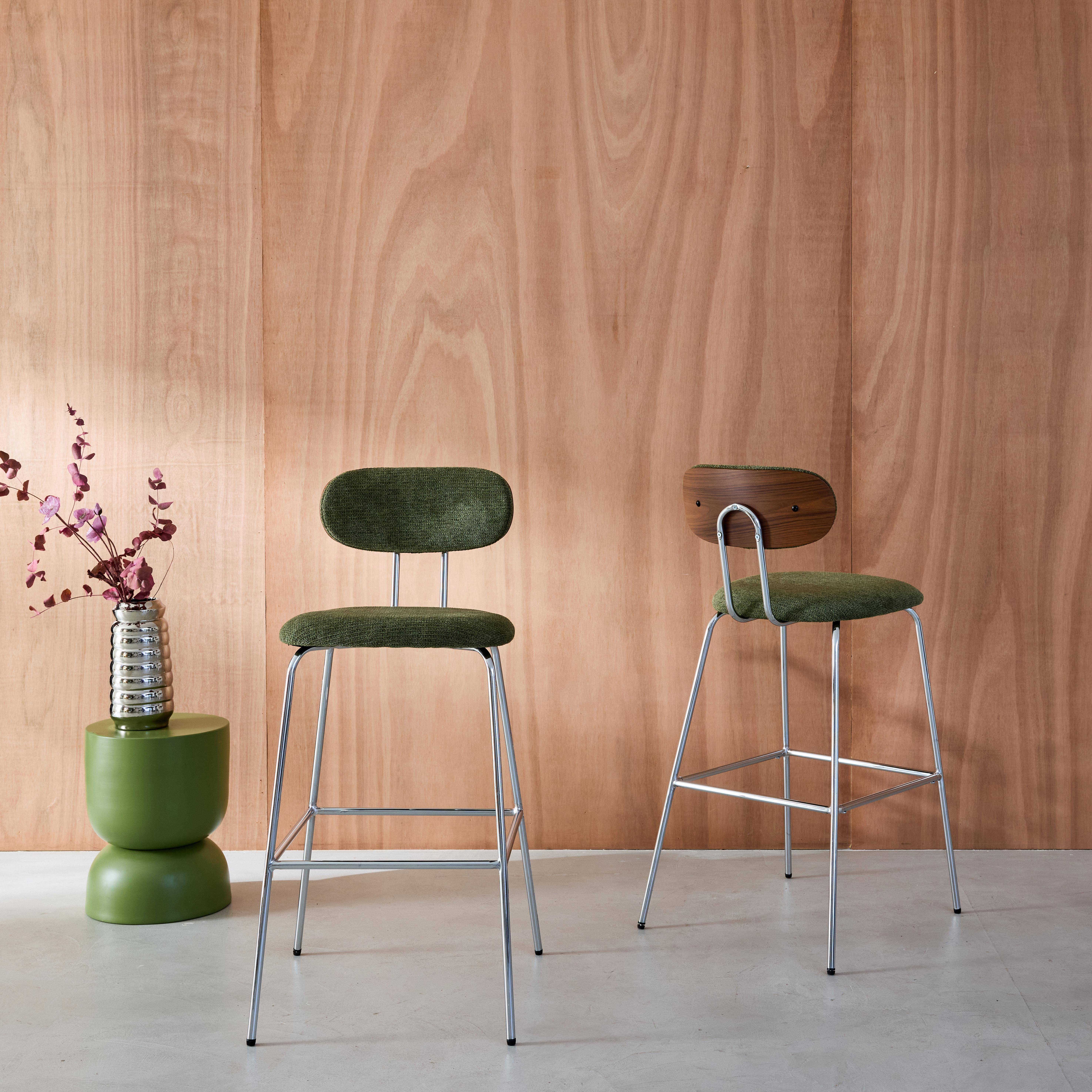 Zestaw 2 hokerów w kolorze orzecha, gięte, hydrofobowa tkanina w kolorze khaki, chromowane nożki - dł. 44 x gł. 51 x wys. 103 cm - Erin,sweeek,Photo2