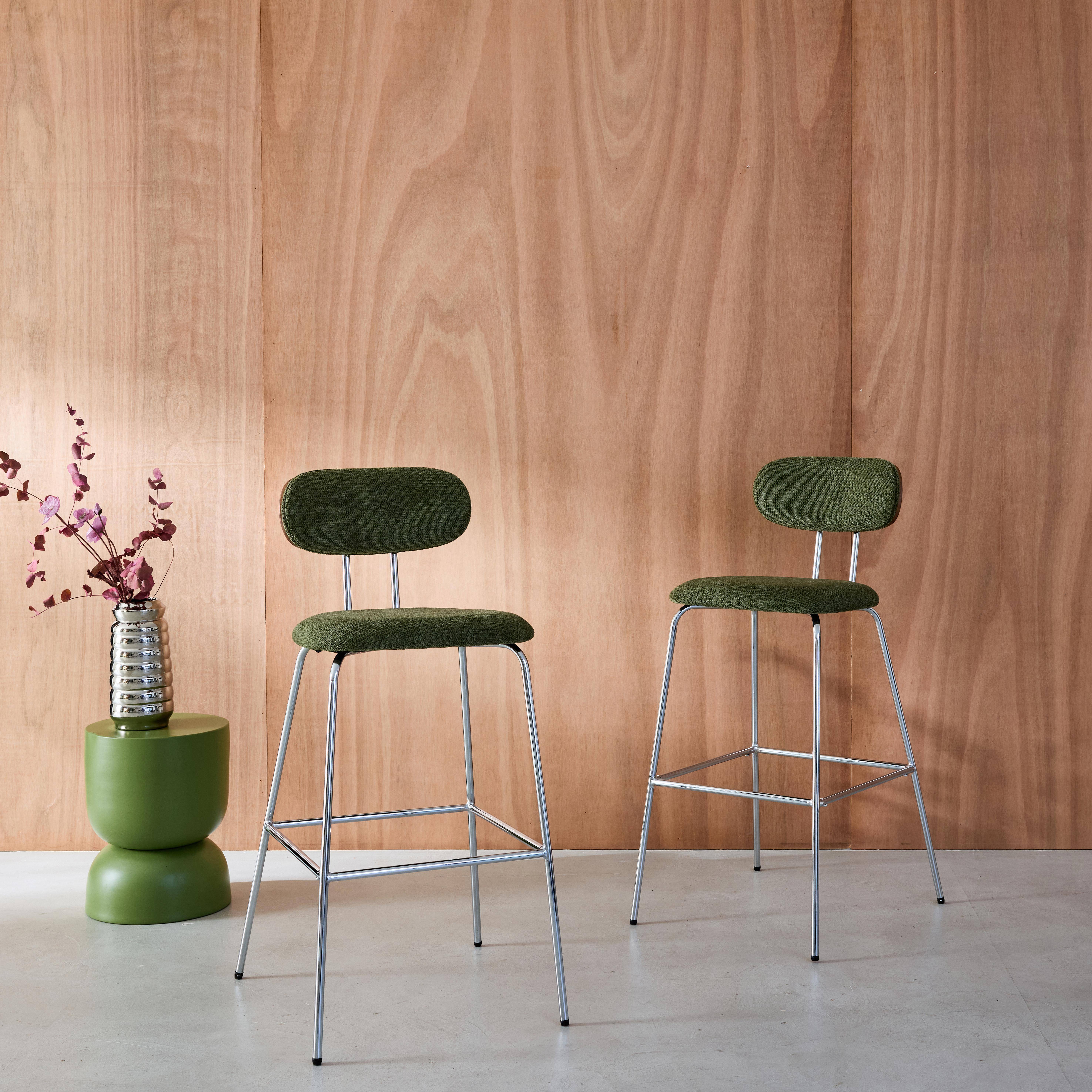 Zestaw 2 hokerów w kolorze orzecha, gięte, hydrofobowa tkanina w kolorze khaki, chromowane nożki - dł. 44 x gł. 51 x wys. 103 cm - Erin Photo1