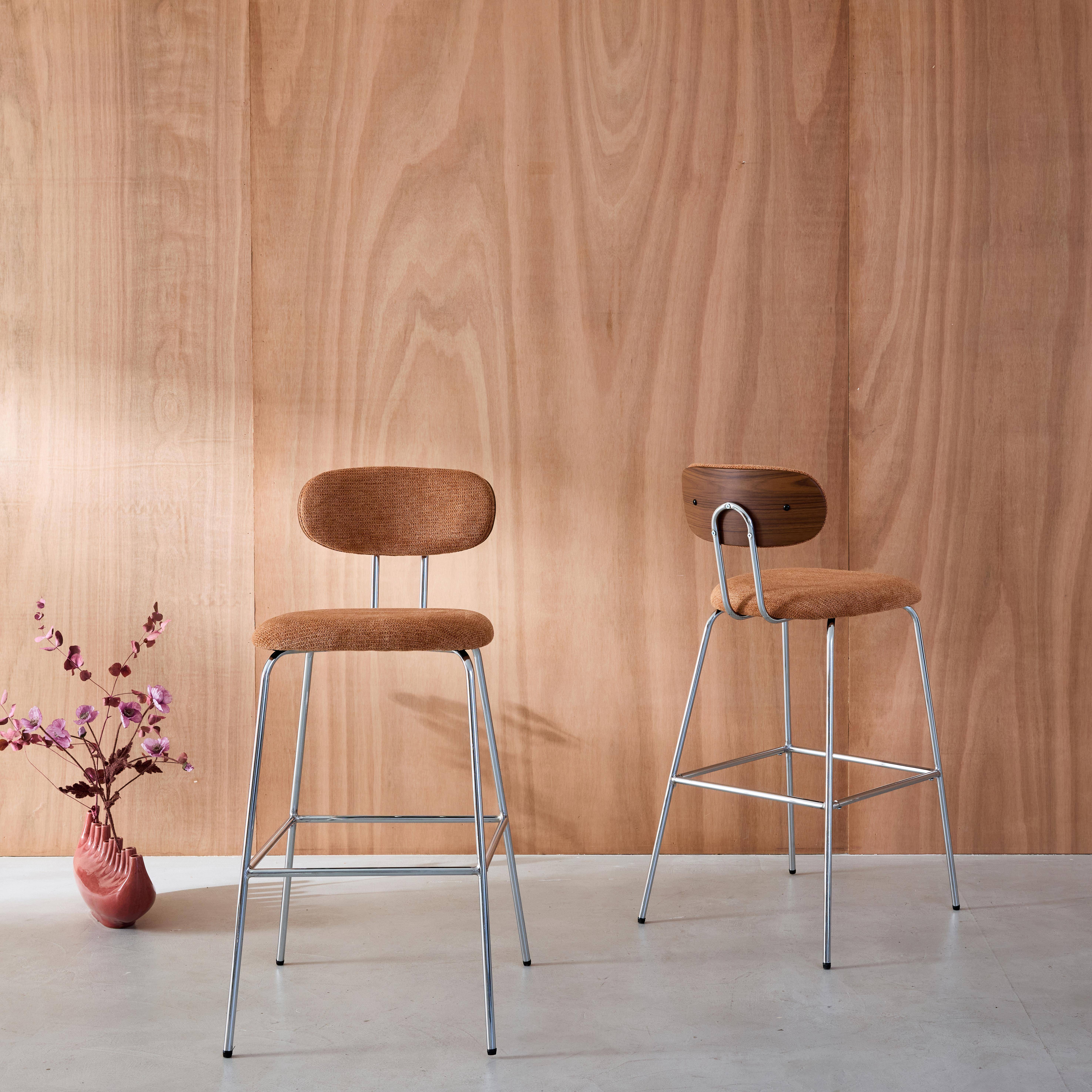 Zestaw 2 hokerów w kolorze orzecha, gięte, hydrofobowa tkanina w kolorze terakota, chromowane nożki - dł. 44 x gł. 51 x wys. 103 cm - Erin,sweeek,Photo2