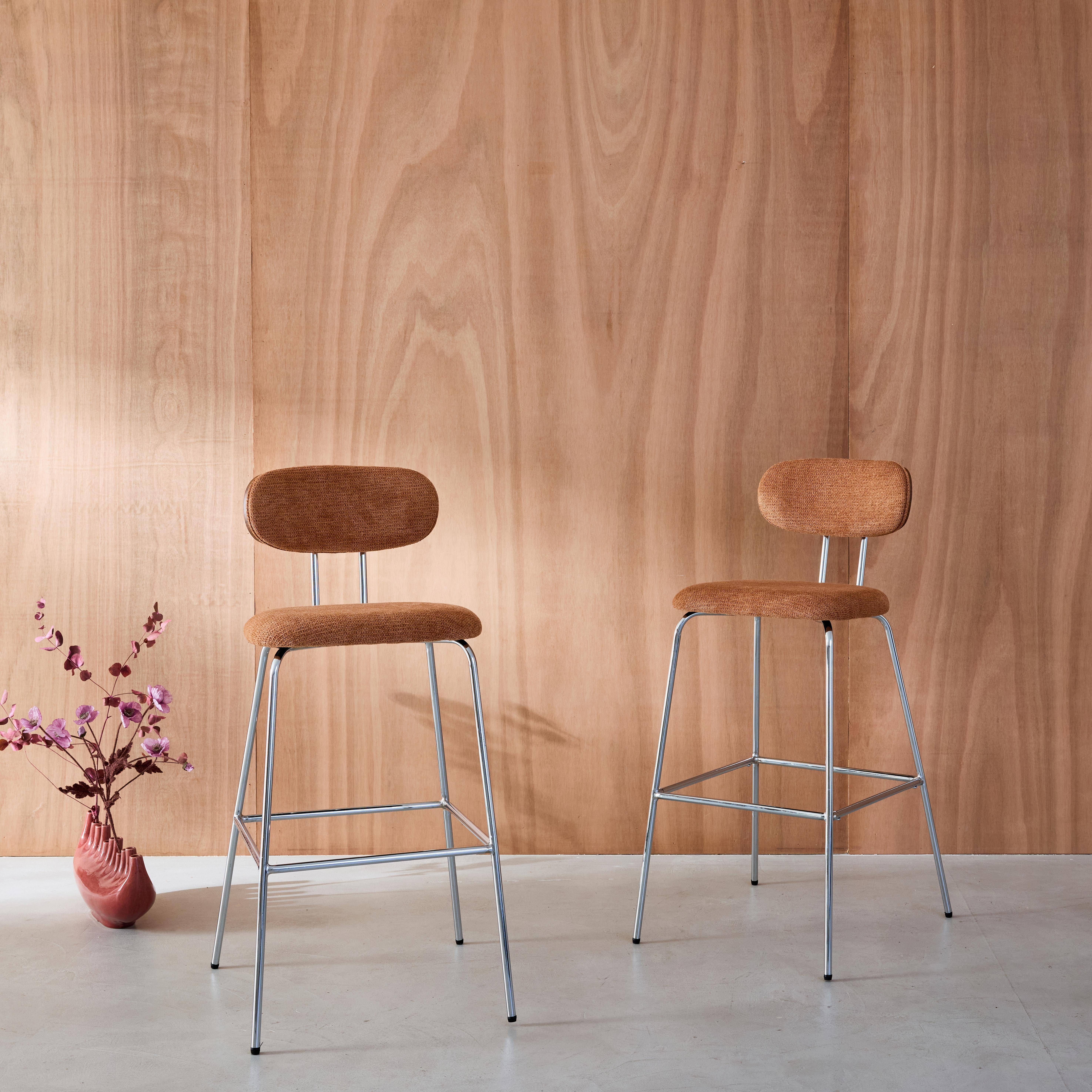 Zestaw 2 hokerów w kolorze orzecha, gięte, hydrofobowa tkanina w kolorze terakota, chromowane nożki - dł. 44 x gł. 51 x wys. 103 cm - Erin,sweeek,Photo1