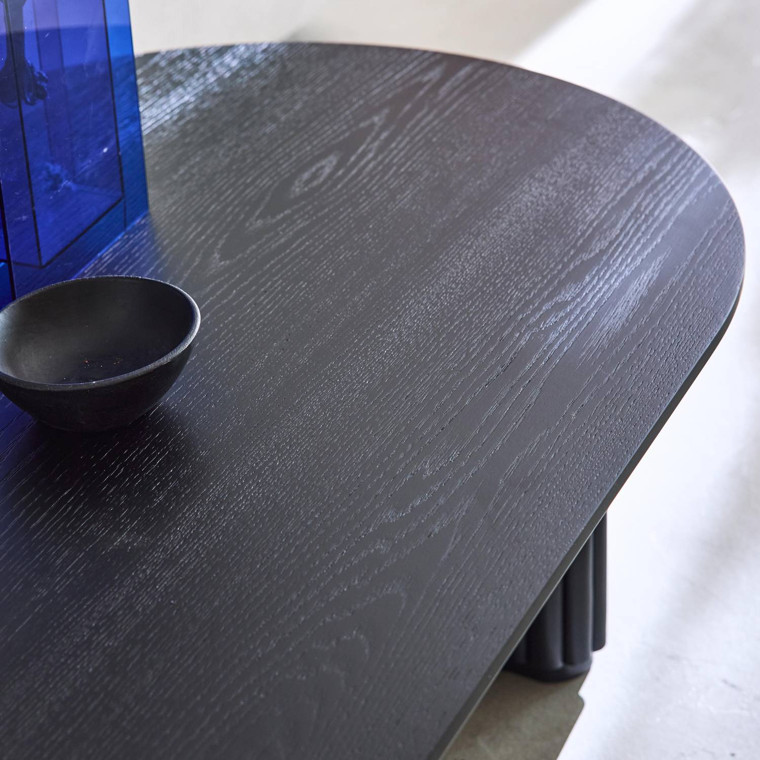 Wydłużony stolik kawowy z drewna kauczukowego z czarną okleiną dębową – dł. 122 x szer. 65 x wys. 35 cm – Gabrielle Photo3 Wydłużony stolik kawowy z drewna kauczukowego z czarną okleiną dębową – dł. 122 x szer. 65 x wys. 35 cm – Gabrielle Photo3