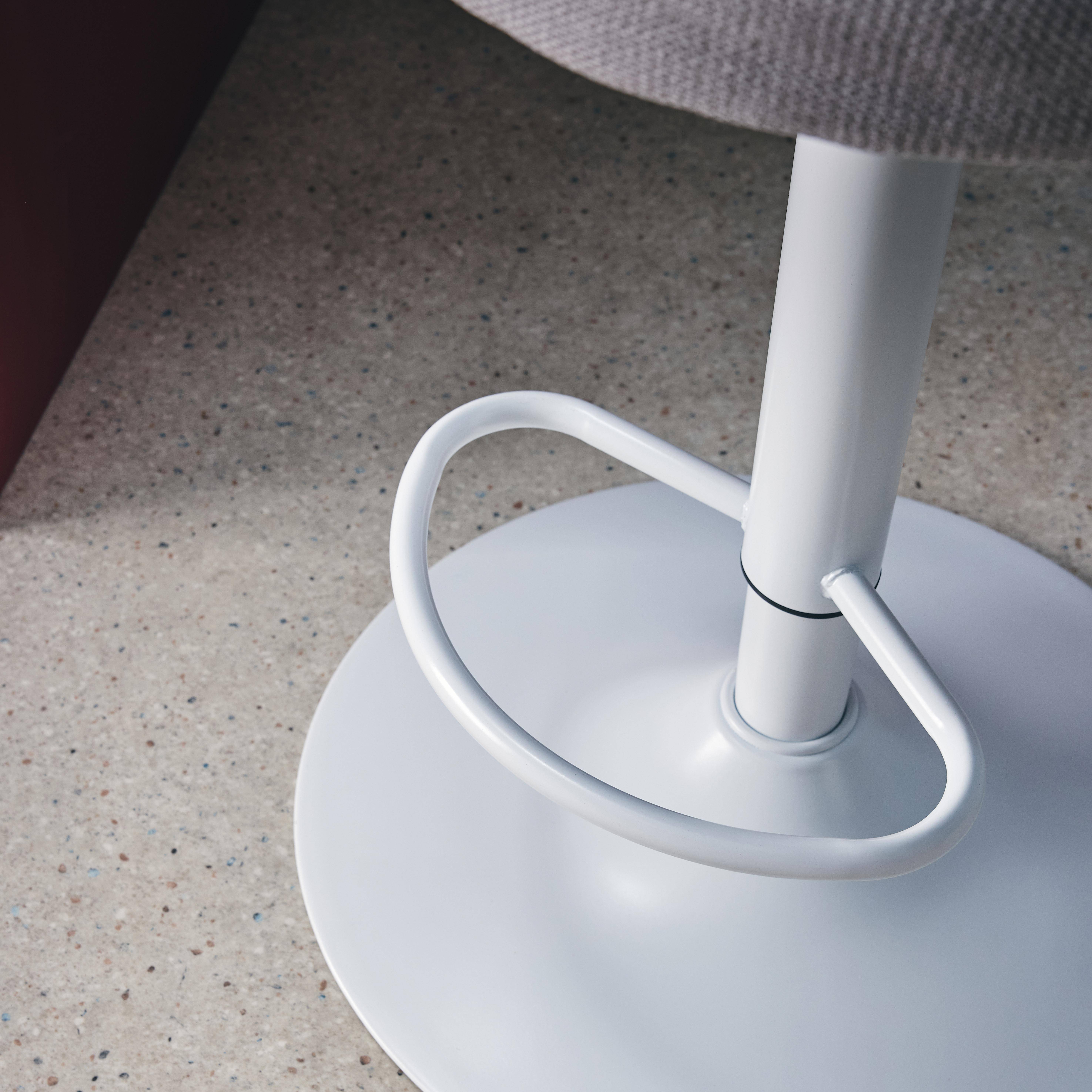 Lot de deux tabourets de bar ajustables métal et tissu gris clair, pied blanc - L 49 x P 49 x H 88,5-110cm - Abby Photo5