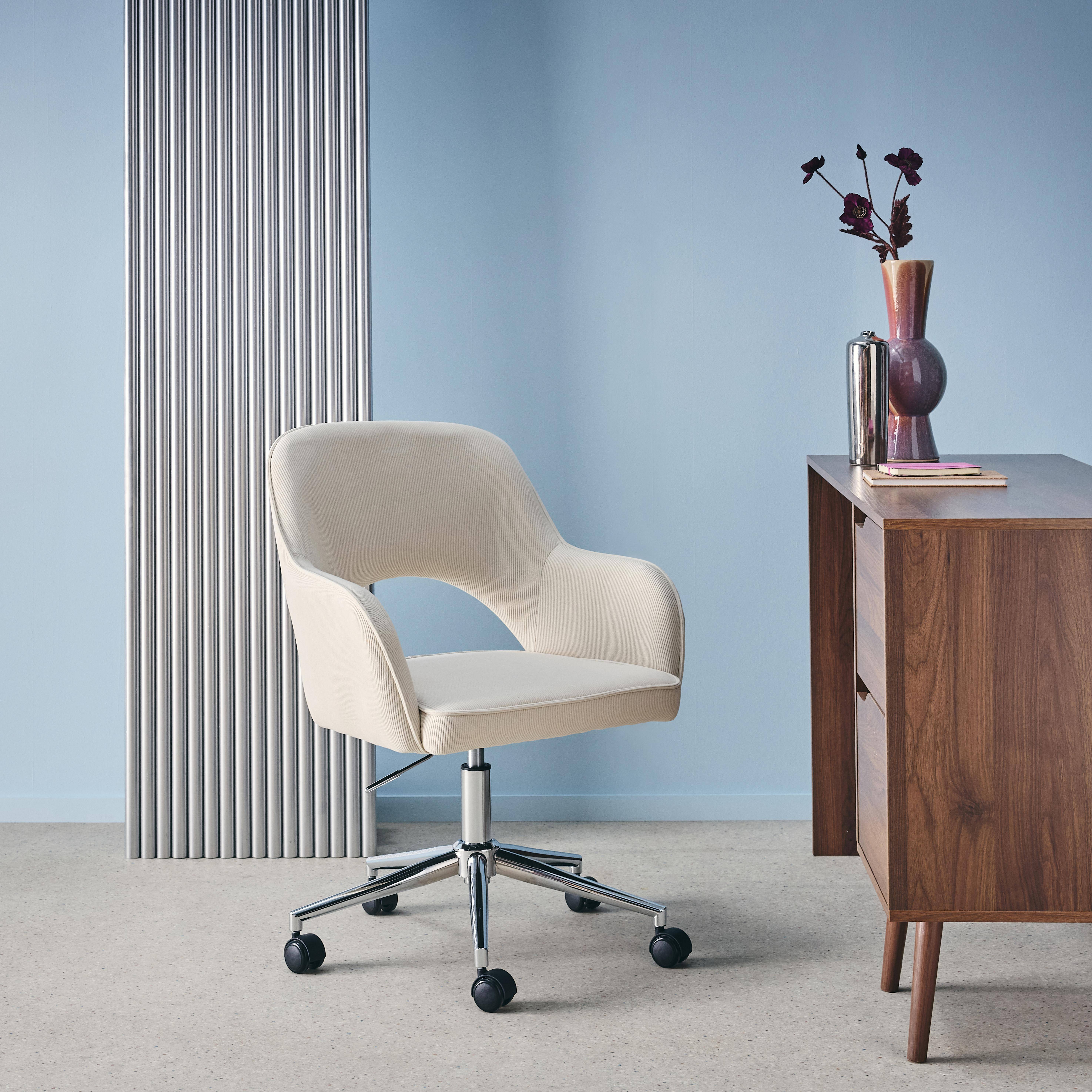 Silla de oficina con ruedas de pana fina y base cromada, Jim pana, Blanco roto, 62x60x99 cm,sweeek,Photo1