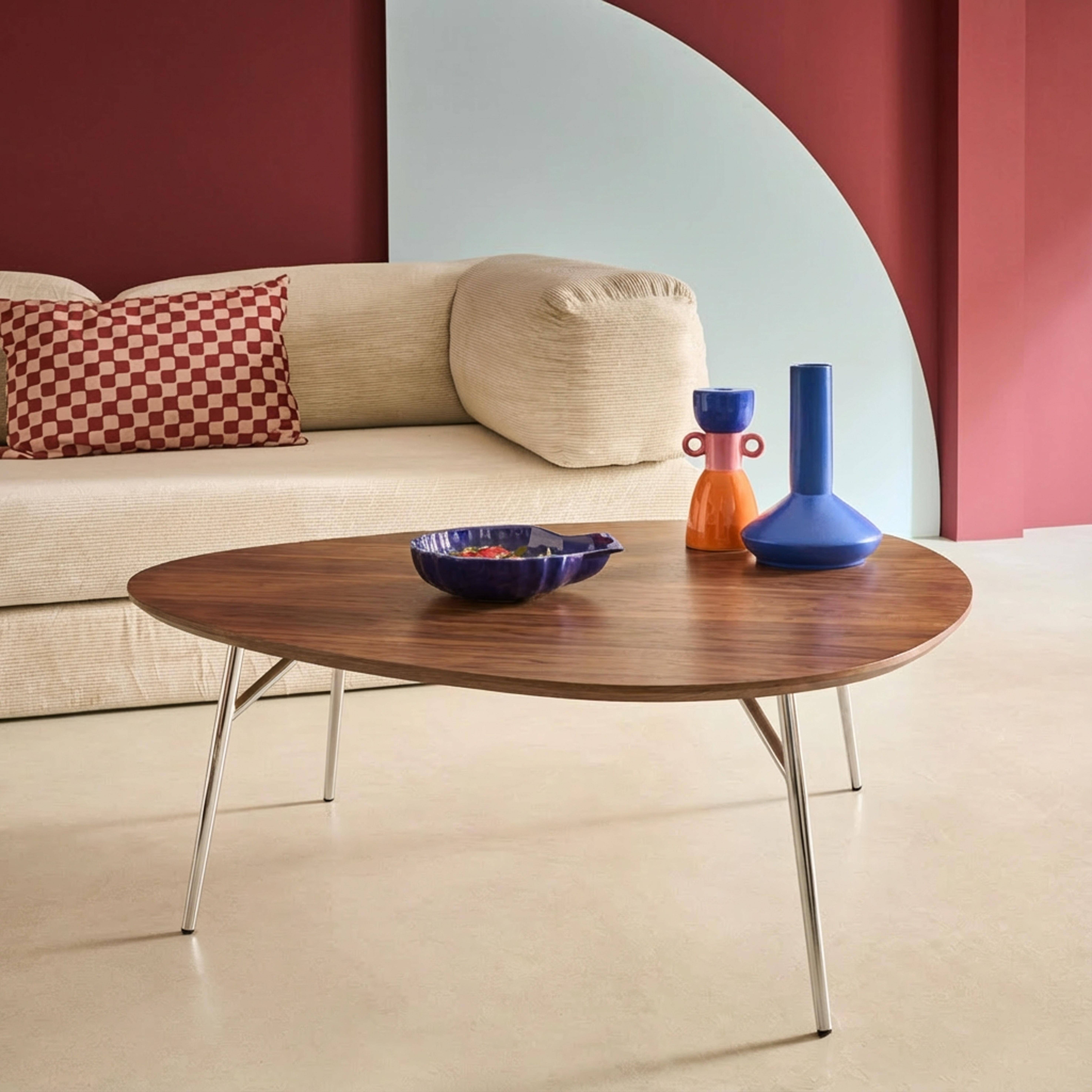 Afgeronde driehoekige salontafel met walnoothouteffect en verchroomde poten L 100 x l 95 x H 35.5cm - Ezia Photo2