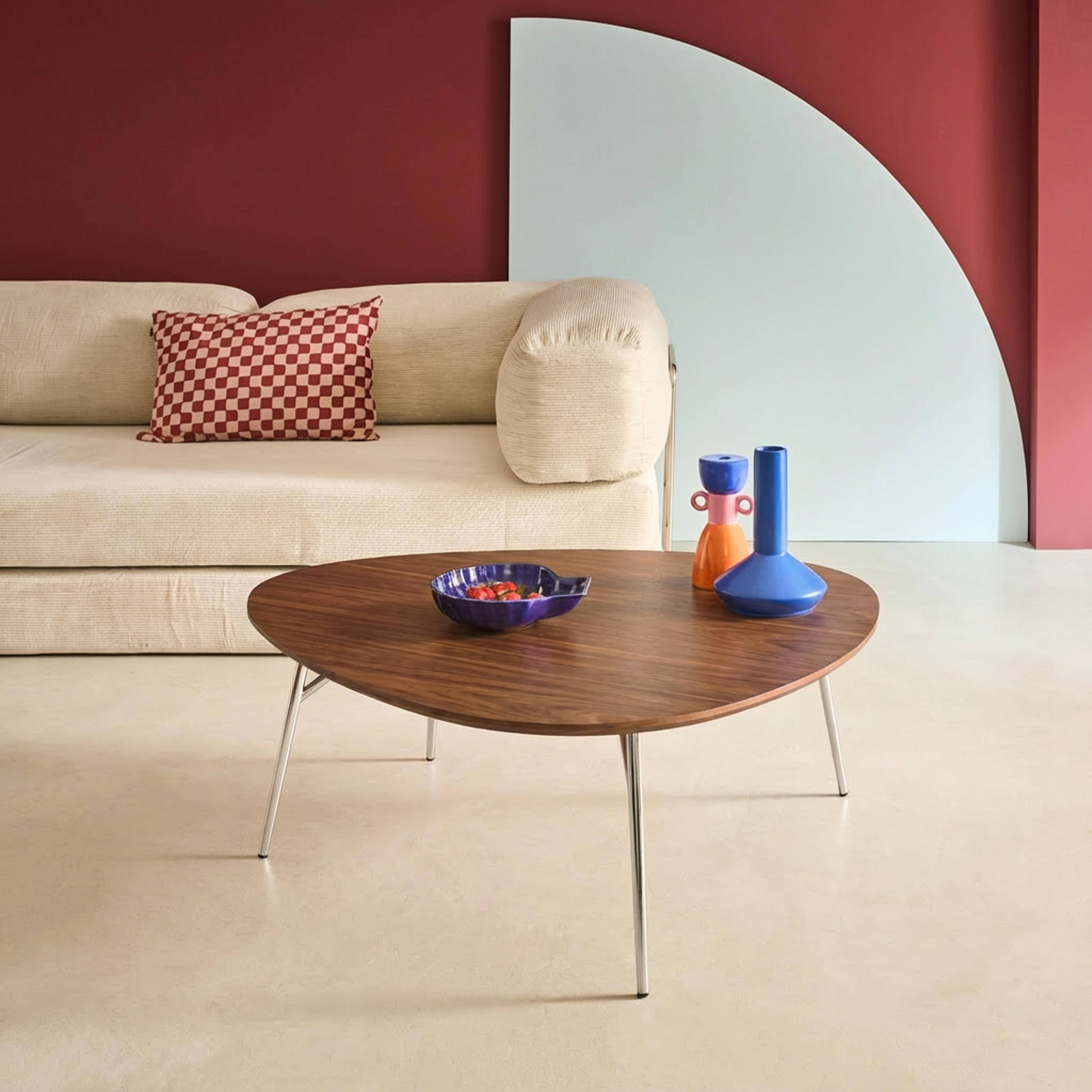 Afgeronde driehoekige salontafel met walnoothouteffect en verchroomde poten L 100 x l 95 x H 35.5cm - Ezia Photo1