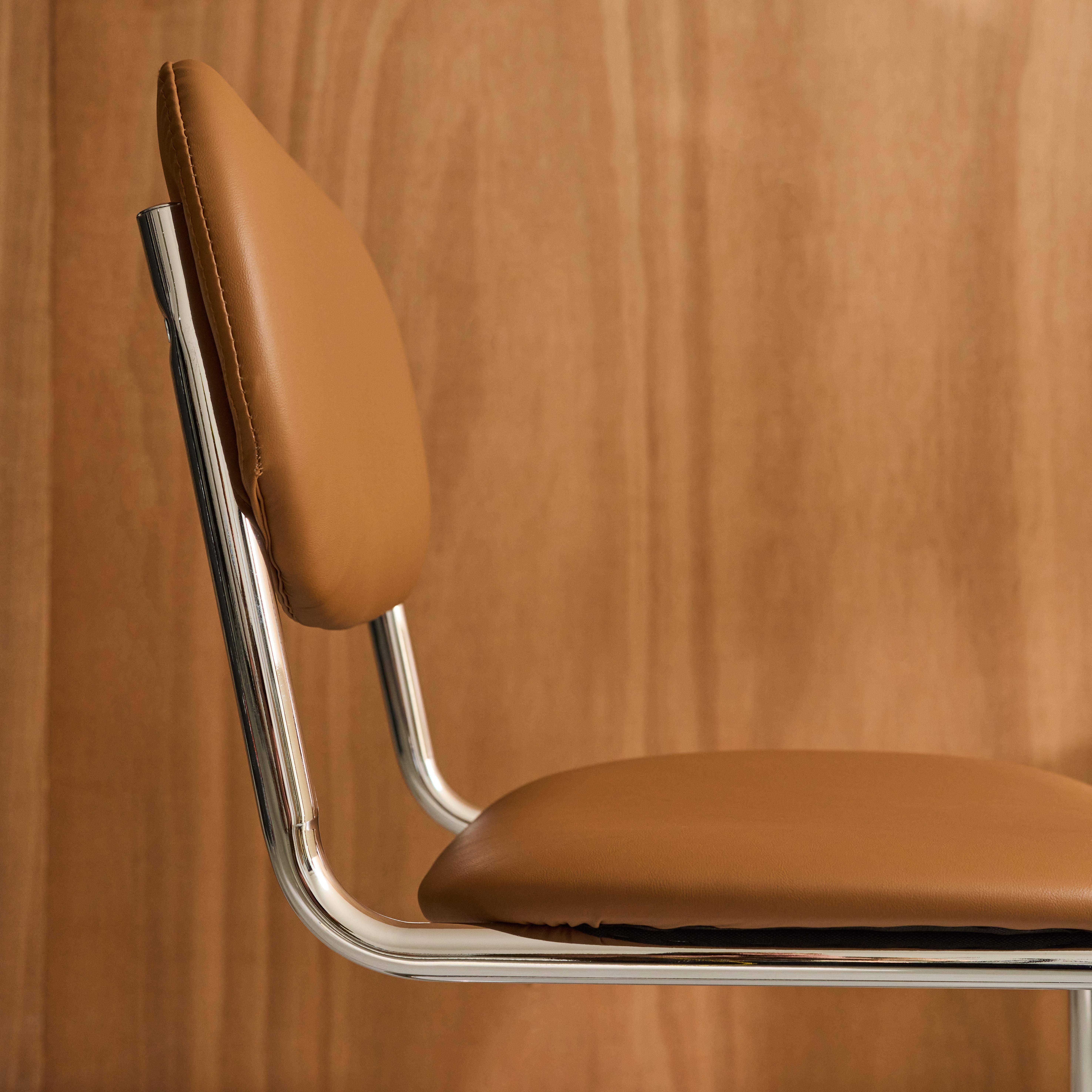 Zestaw 2 krzeseł z metalową ramą, brązową tapicerką z imitacji skóry i chromowanymi nóżkami – dł. 47 x gł. 54,5 x wys. 81 cm – Maloa,sweeek,Photo5