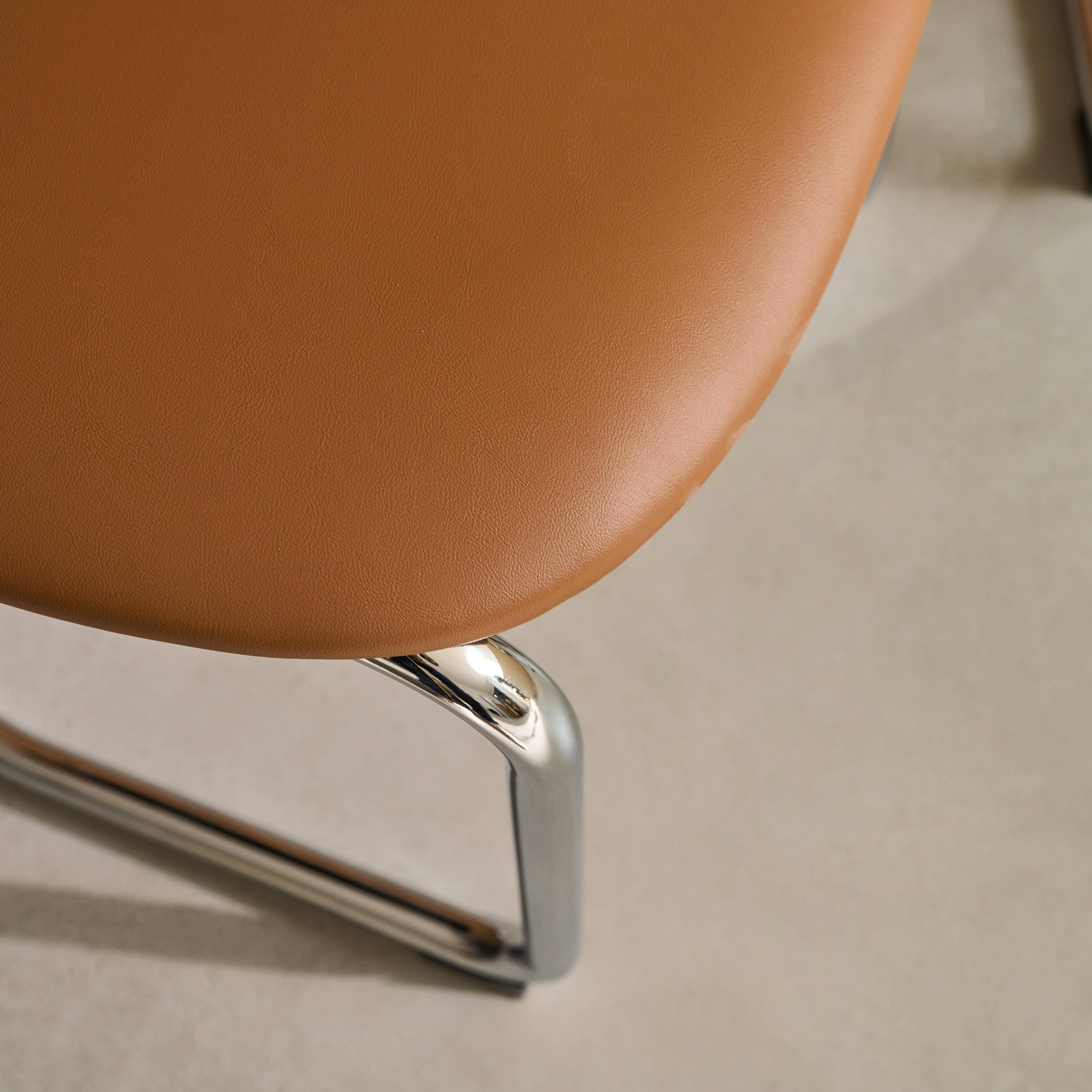 Zestaw 2 krzeseł z metalową ramą, brązową tapicerką z imitacji skóry i chromowanymi nóżkami – dł. 47 x gł. 54,5 x wys. 81 cm – Maloa,sweeek,Photo6