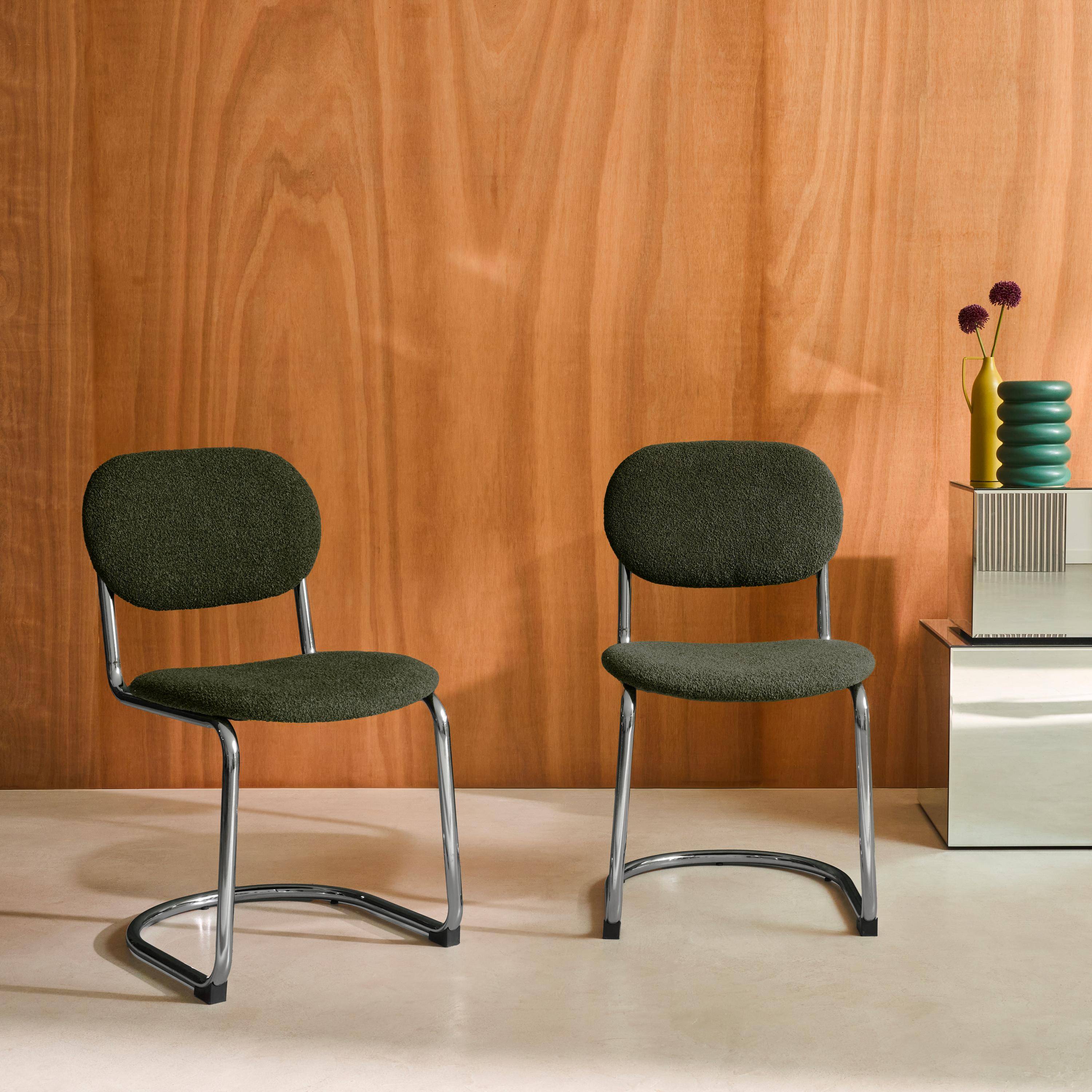 Lot de 2 chaises cantilever arrondie métal, bouclette texturée kaki et pieds chromés - L 47 x P 54.5 x H 81cm - Maloa Photo1