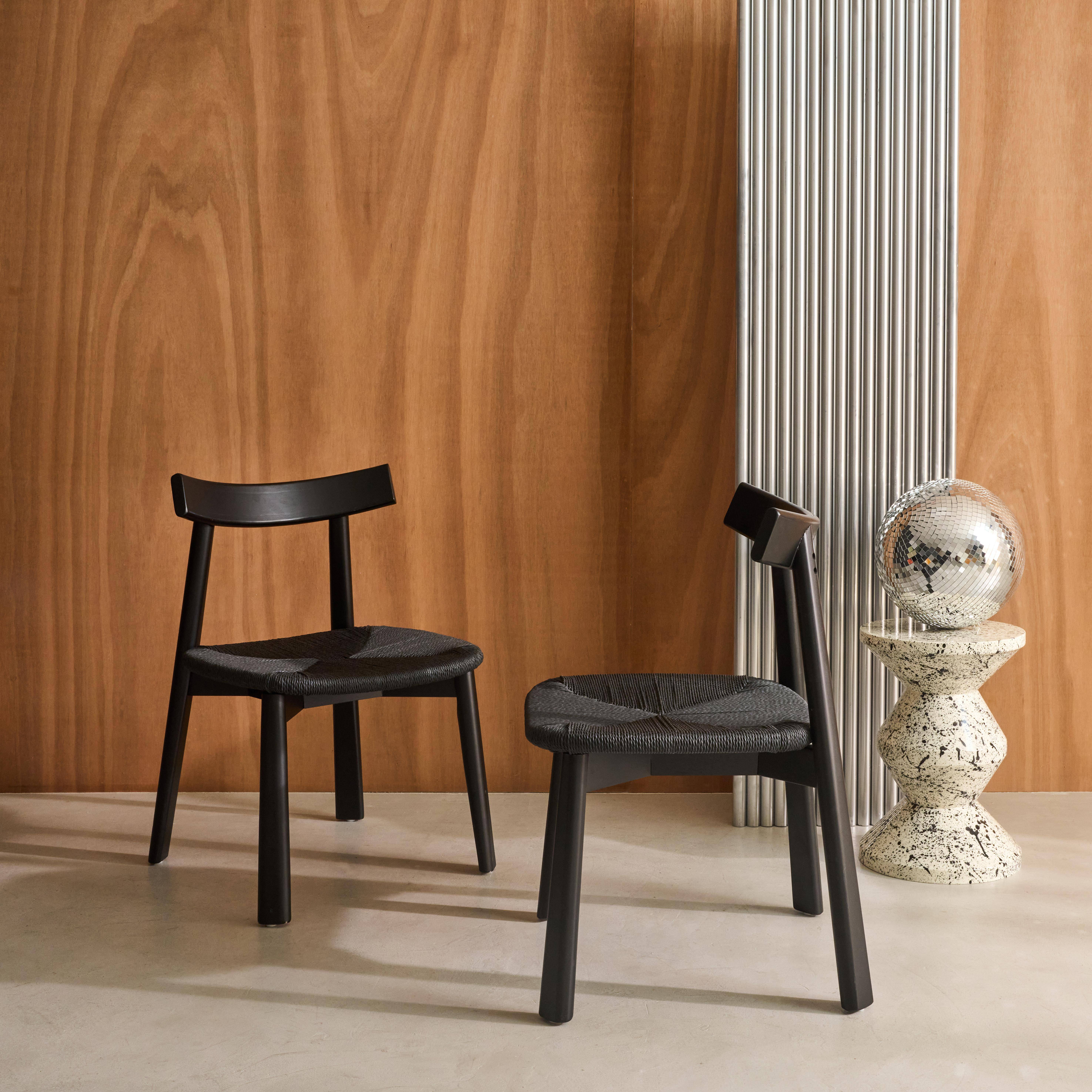 Lot de 2 chaises scandinaves en bois d'hévéa noir et assise en corde noire Photo1