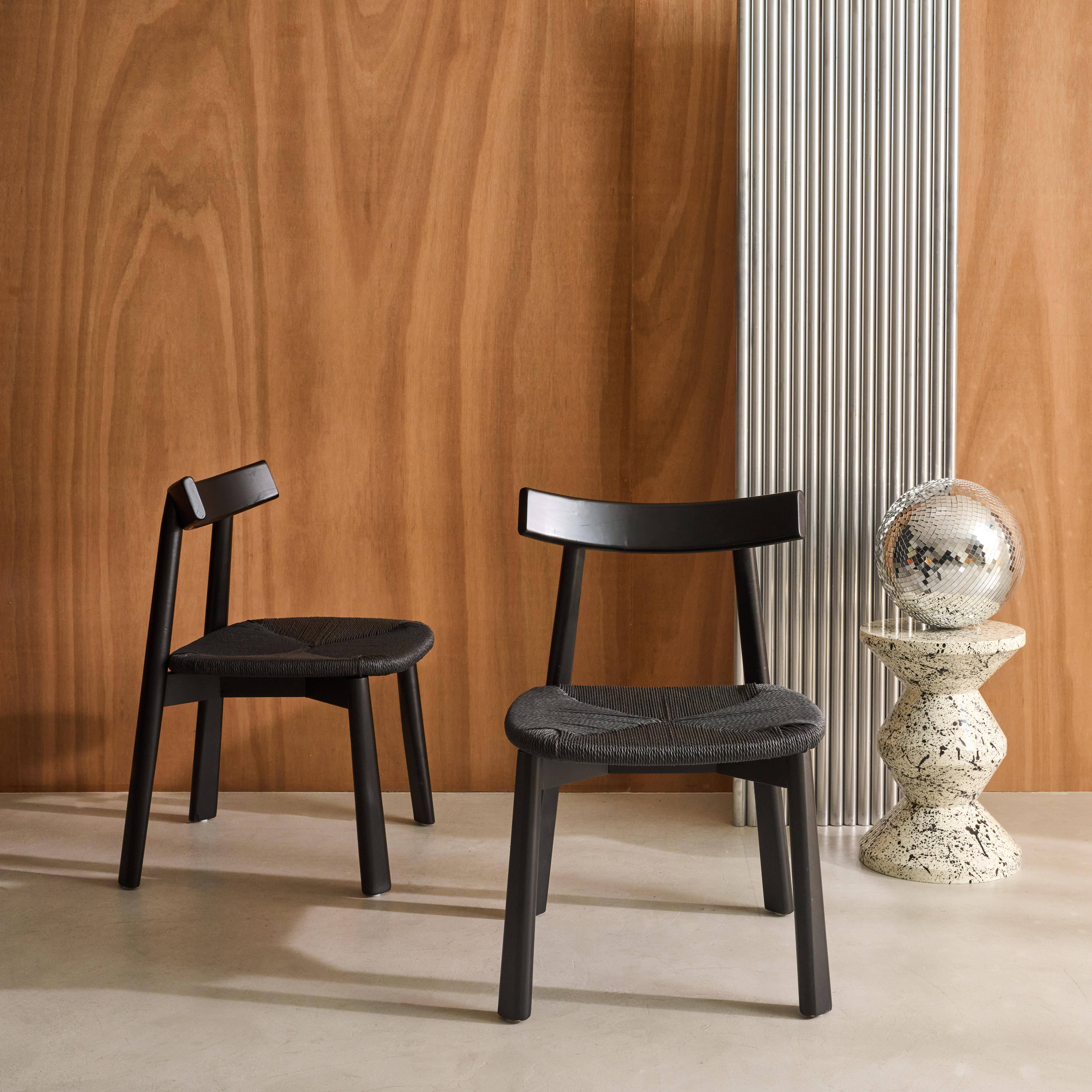 Lot de 2 chaises scandinaves en bois d'hévéa noir et assise en corde noire Photo2
