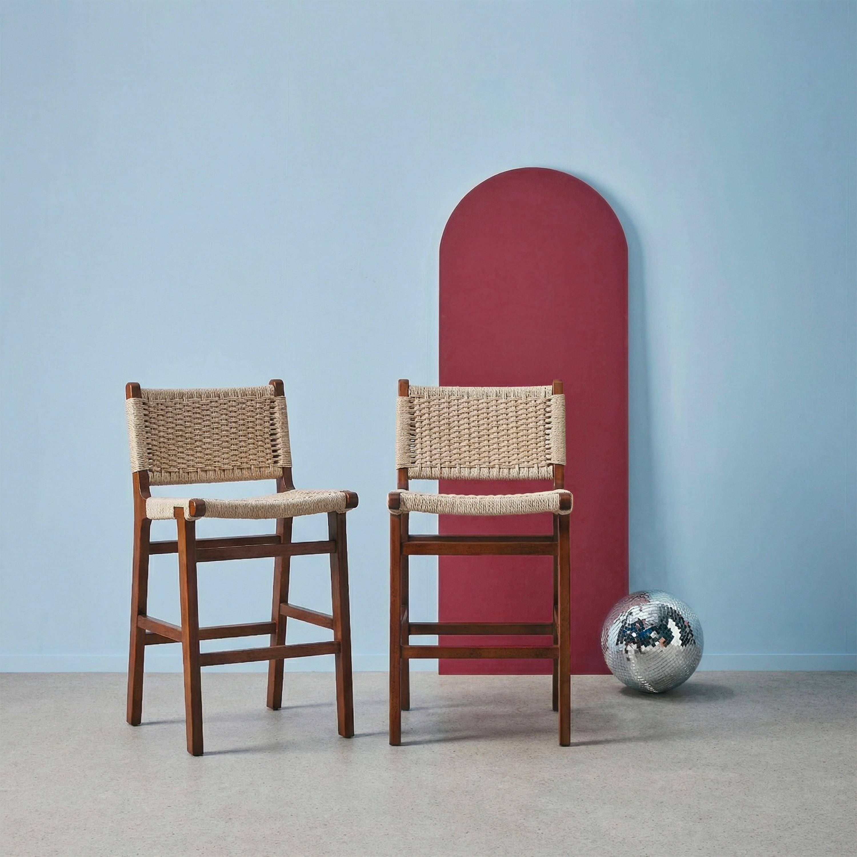 Lot de 2 tabourets de bar en bois d'hévéa effet noyer et assise en cordes beiges,sweeek,Photo1