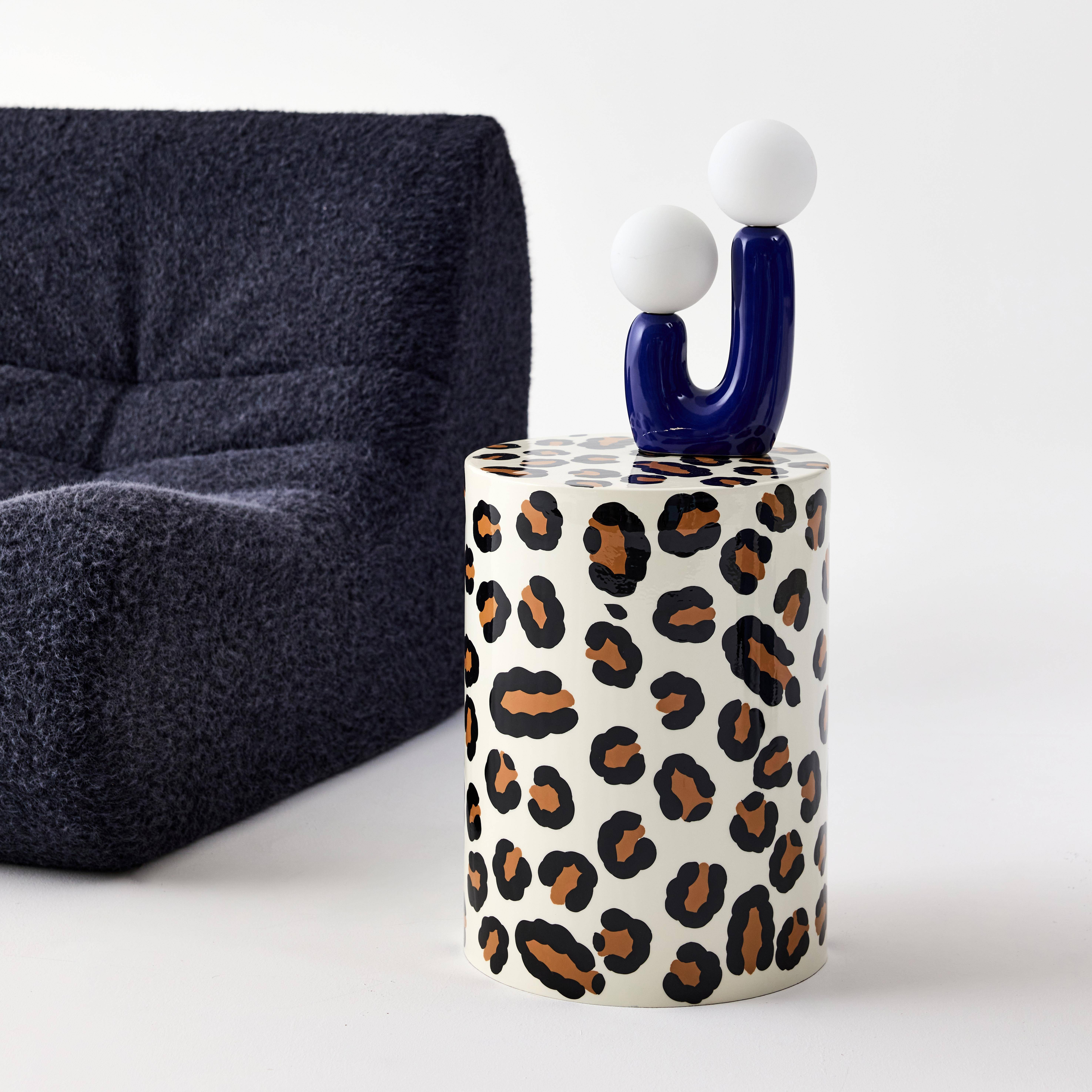 Bijzettafel, nachtkastje van geëmailleerd staal, luipaardmotief Ø33 x 46cm - Noko Photo1