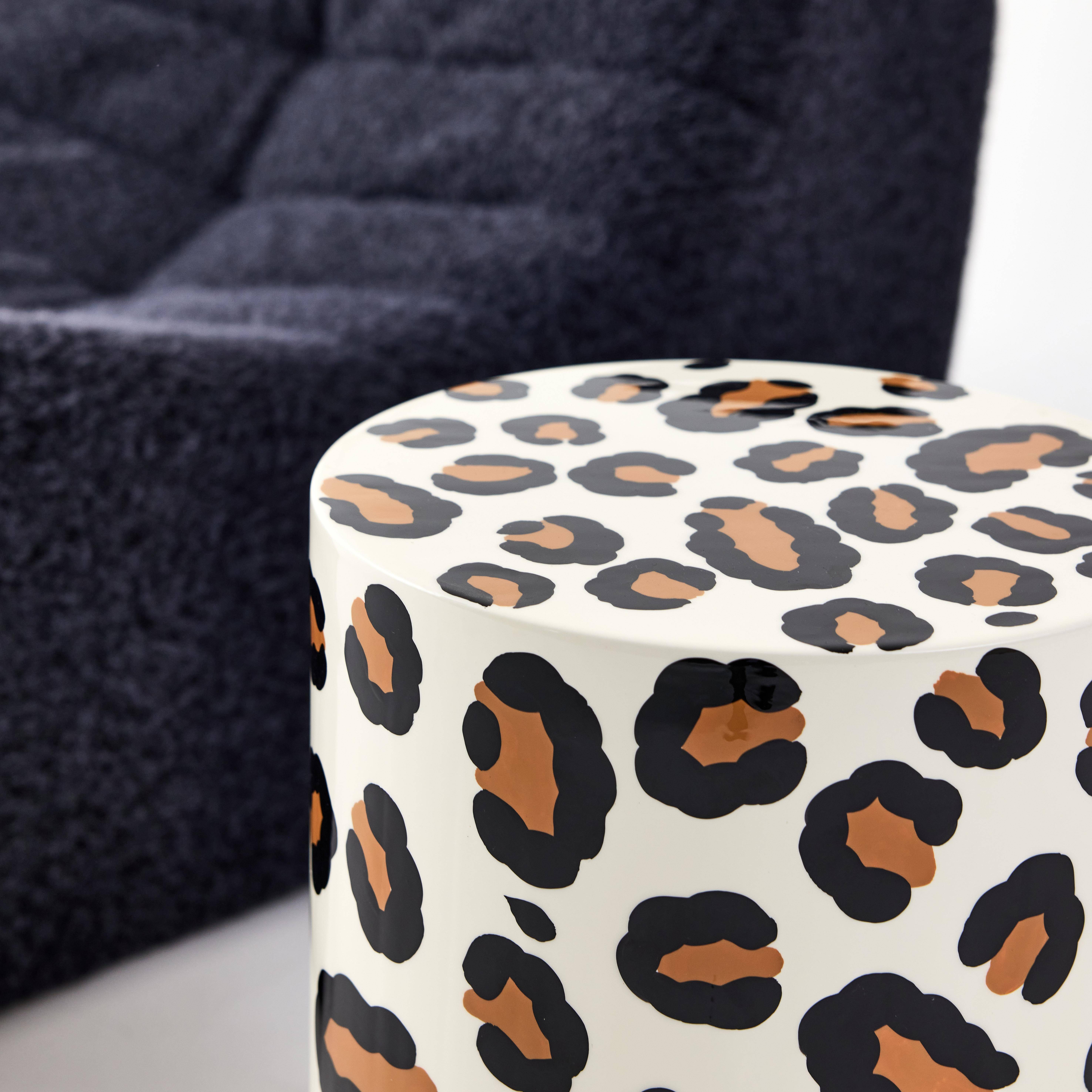 Bijzettafel, nachtkastje van geëmailleerd staal, luipaardmotief Ø33 x 46cm - Noko Photo2