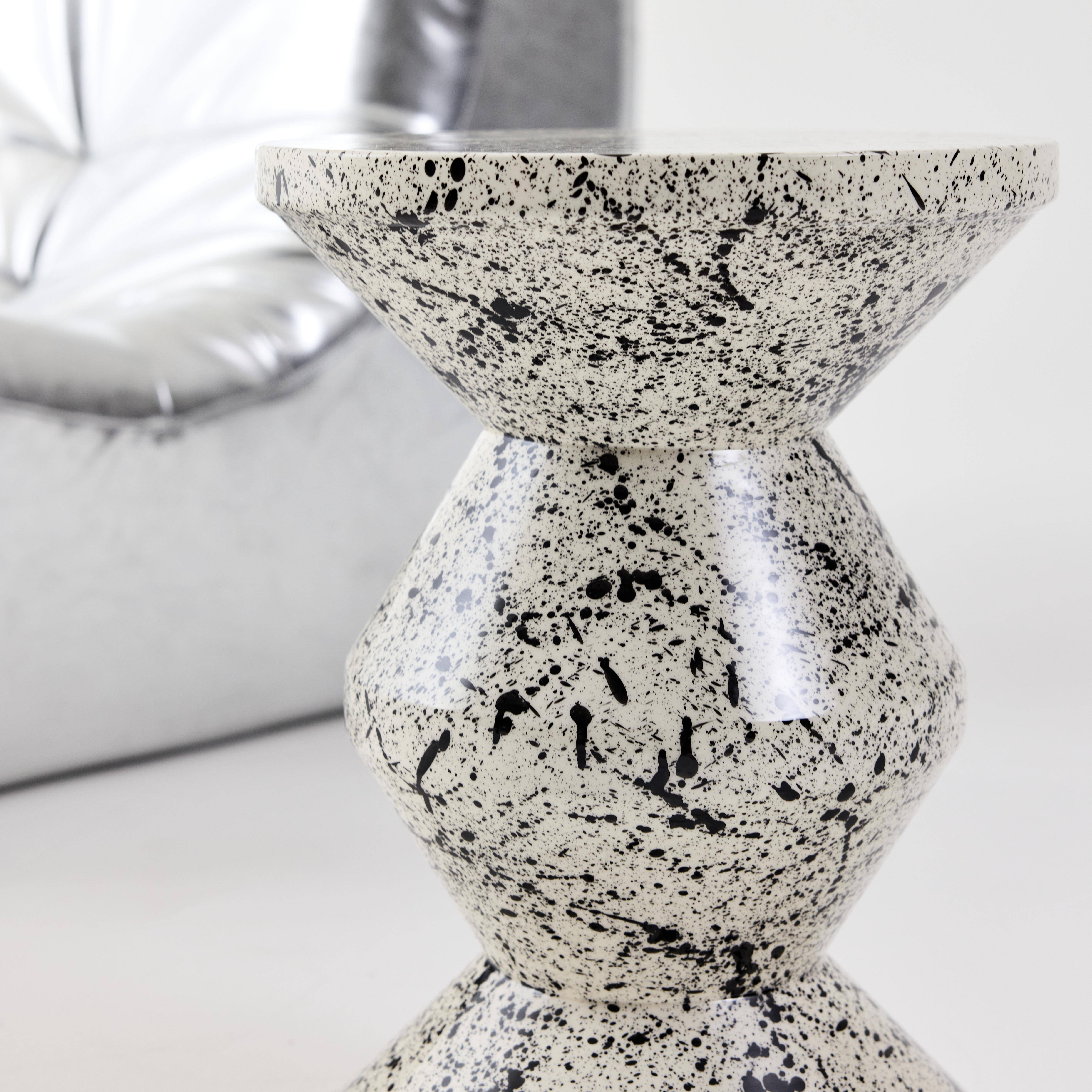 Bijzettafel, nachtkastje van geëmailleerd staal, gevlekt motief zwart Ø33 x 47cm - Zina,sweeek,Photo2