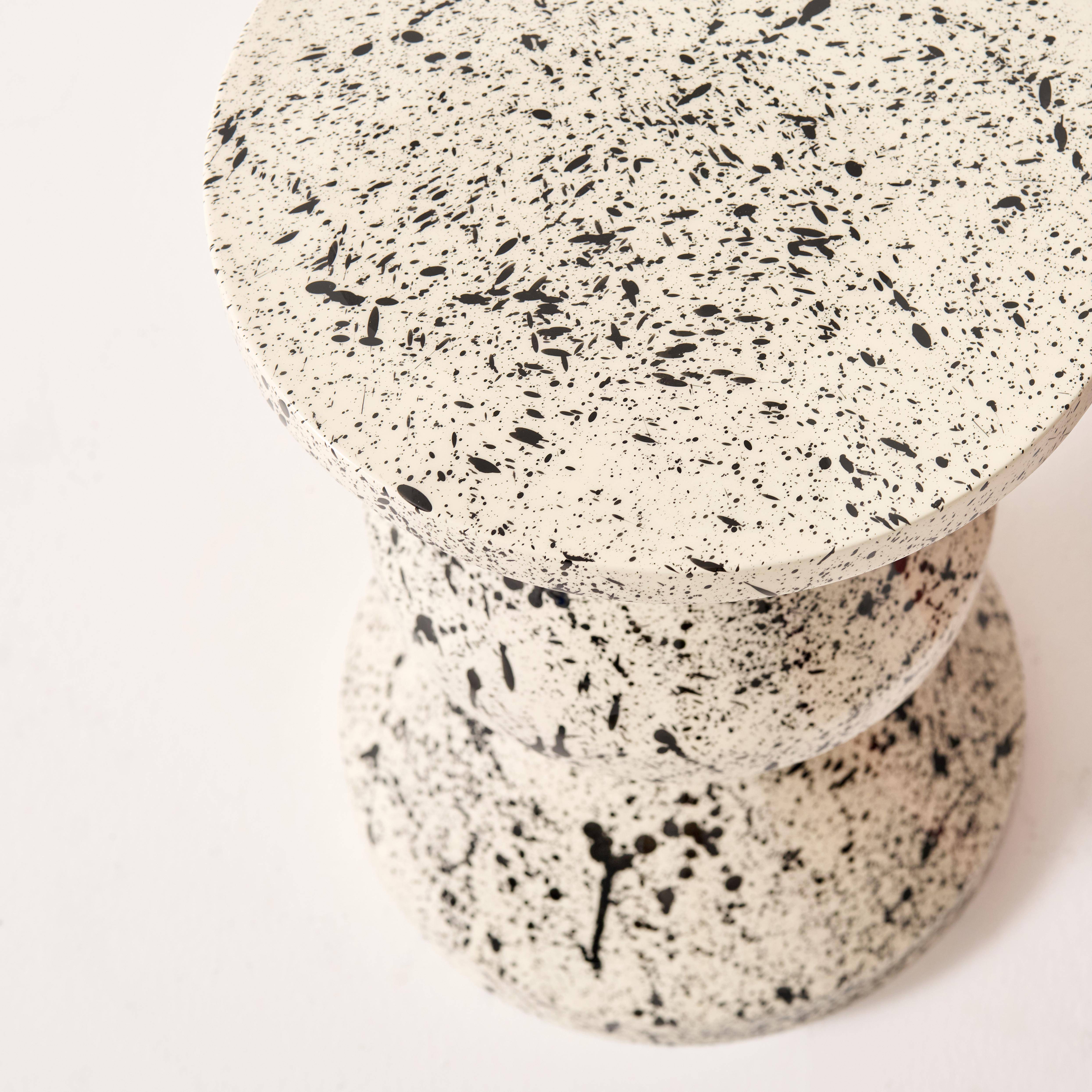 Mesa auxiliar, mesita de noche de acero esmaltado, diseño moteado, Zina, Negro, 33x33x47 cm,sweeek,Photo5