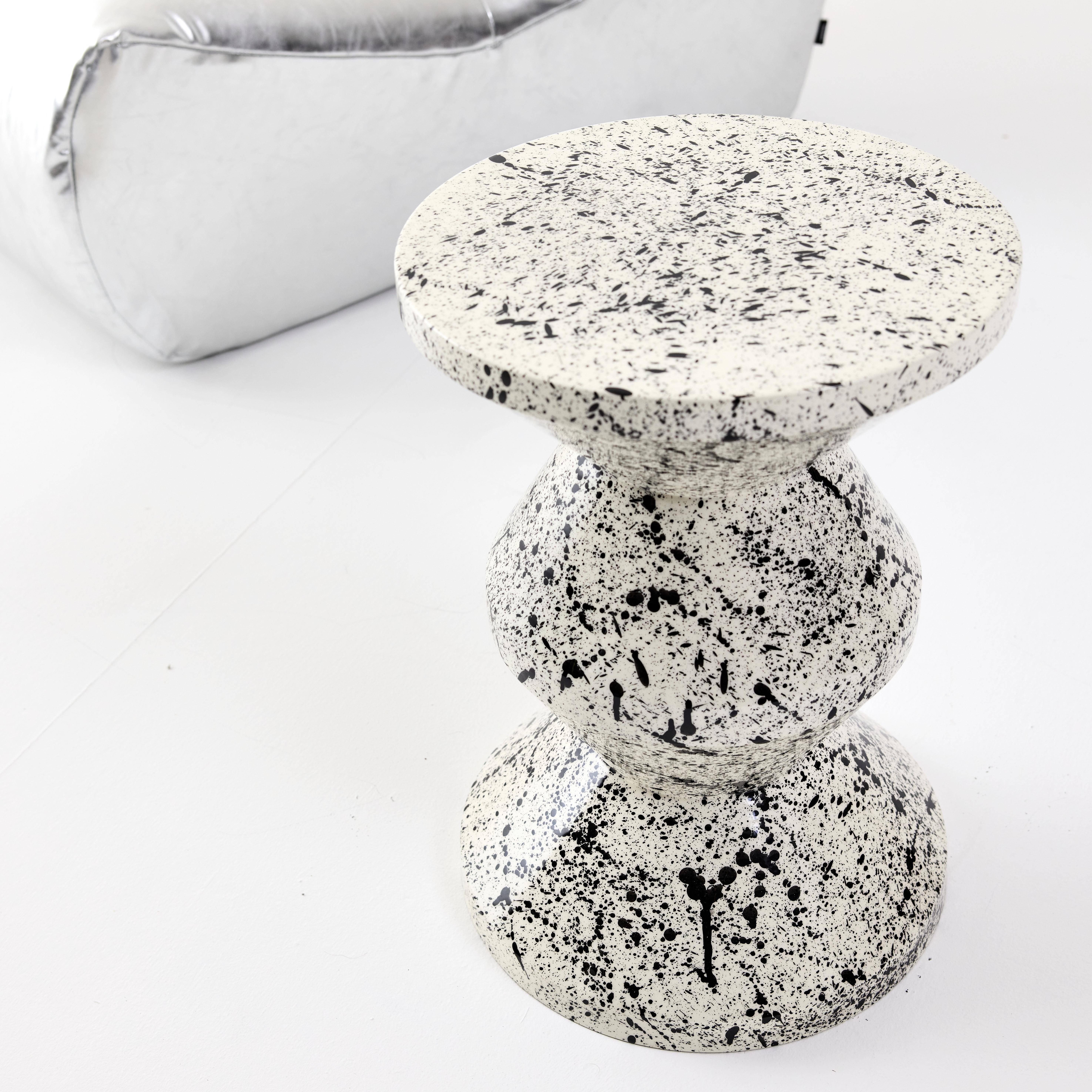 Bijzettafel, nachtkastje van geëmailleerd staal, gevlekt motief zwart Ø33 x 47cm - Zina Photo3