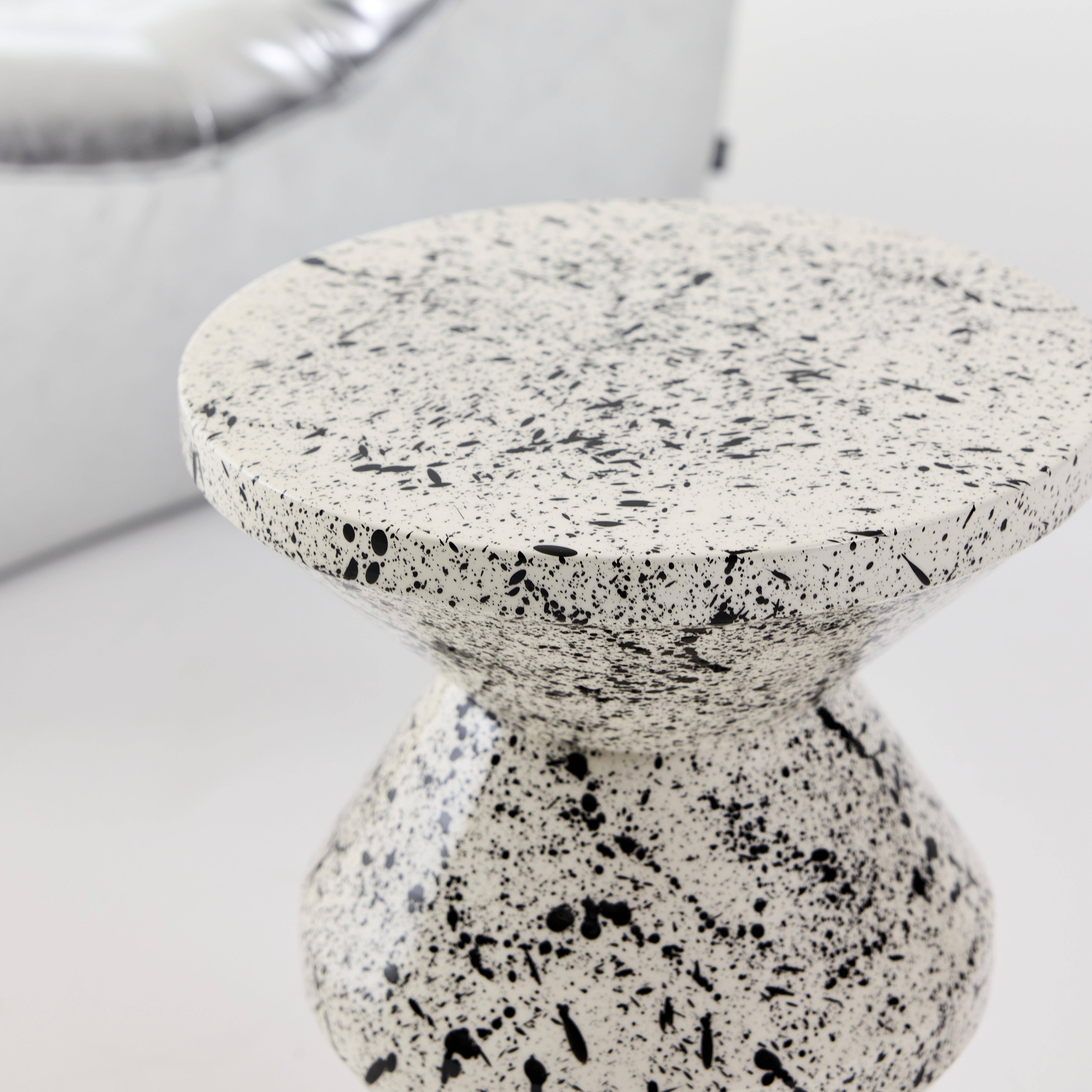 Bijzettafel, nachtkastje van geëmailleerd staal, gevlekt motief zwart Ø33 x 47cm - Zina Photo4
