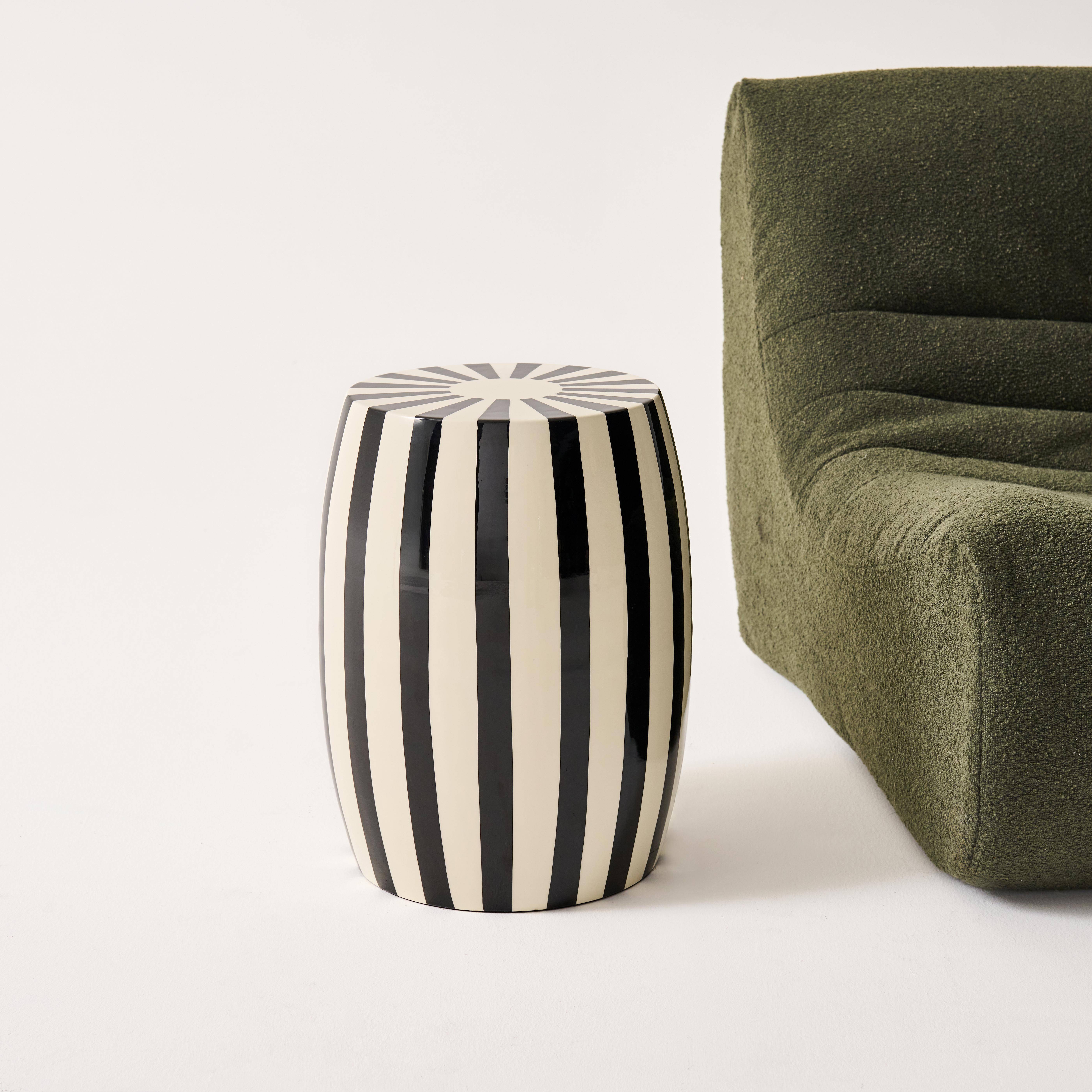 Stolik pomocniczy, stolik boczny, stolik nocny z emaliowanej stali czarno-białej Ø35 x wys. 46cm - Mizzy,sweeek,Photo3