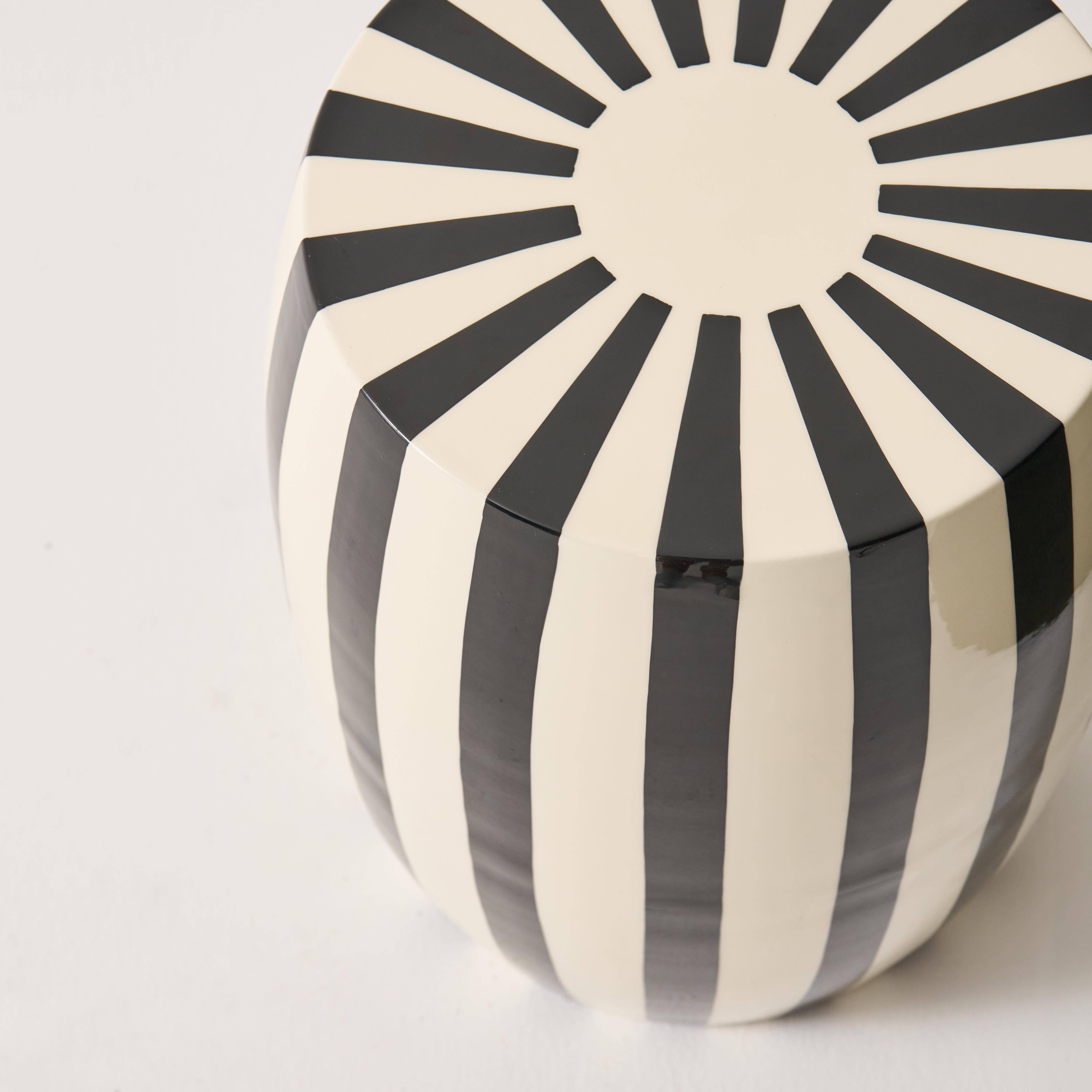 Stolik pomocniczy, stolik boczny, stolik nocny z emaliowanej stali czarno-białej Ø35 x wys. 46cm - Mizzy Photo5