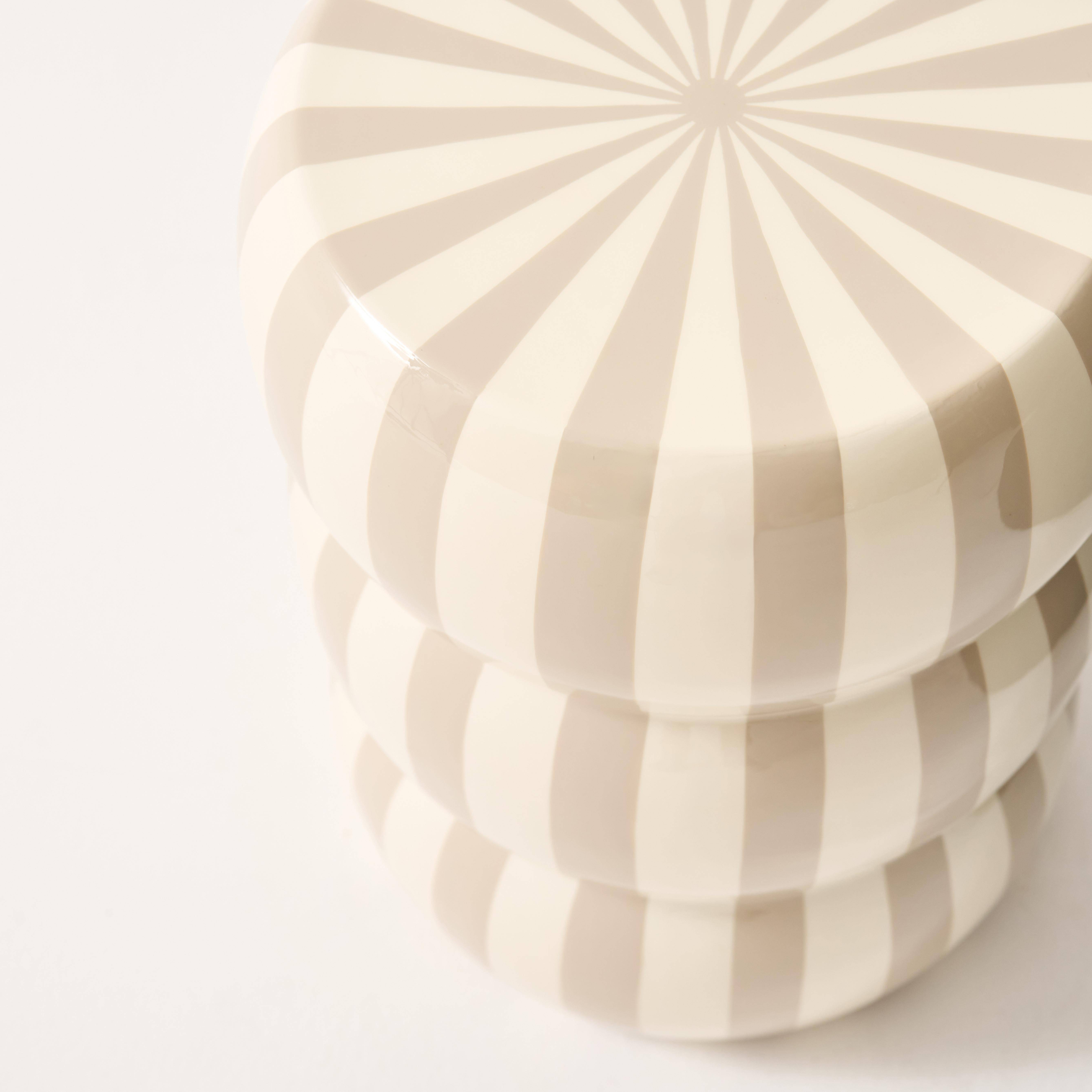 Beistelltisch, Sofaende, Nachttisch aus emailliertem Stahl, beige und weiß Ø 33 x H 46 cm - Loli Photo5