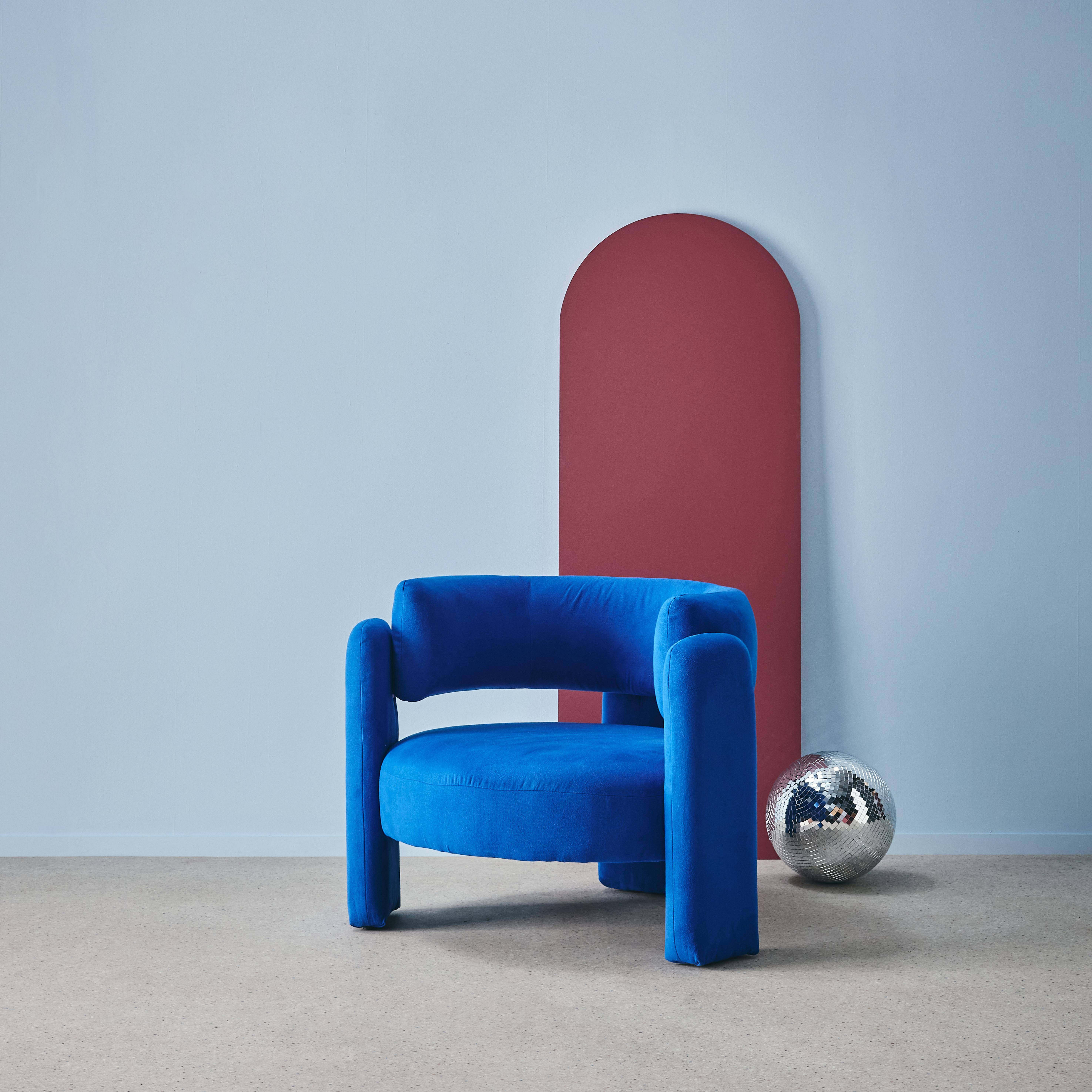 Dreibeiniger Sessel mit blauem Stoffbezug  Filzoptik - Mellow Photo2