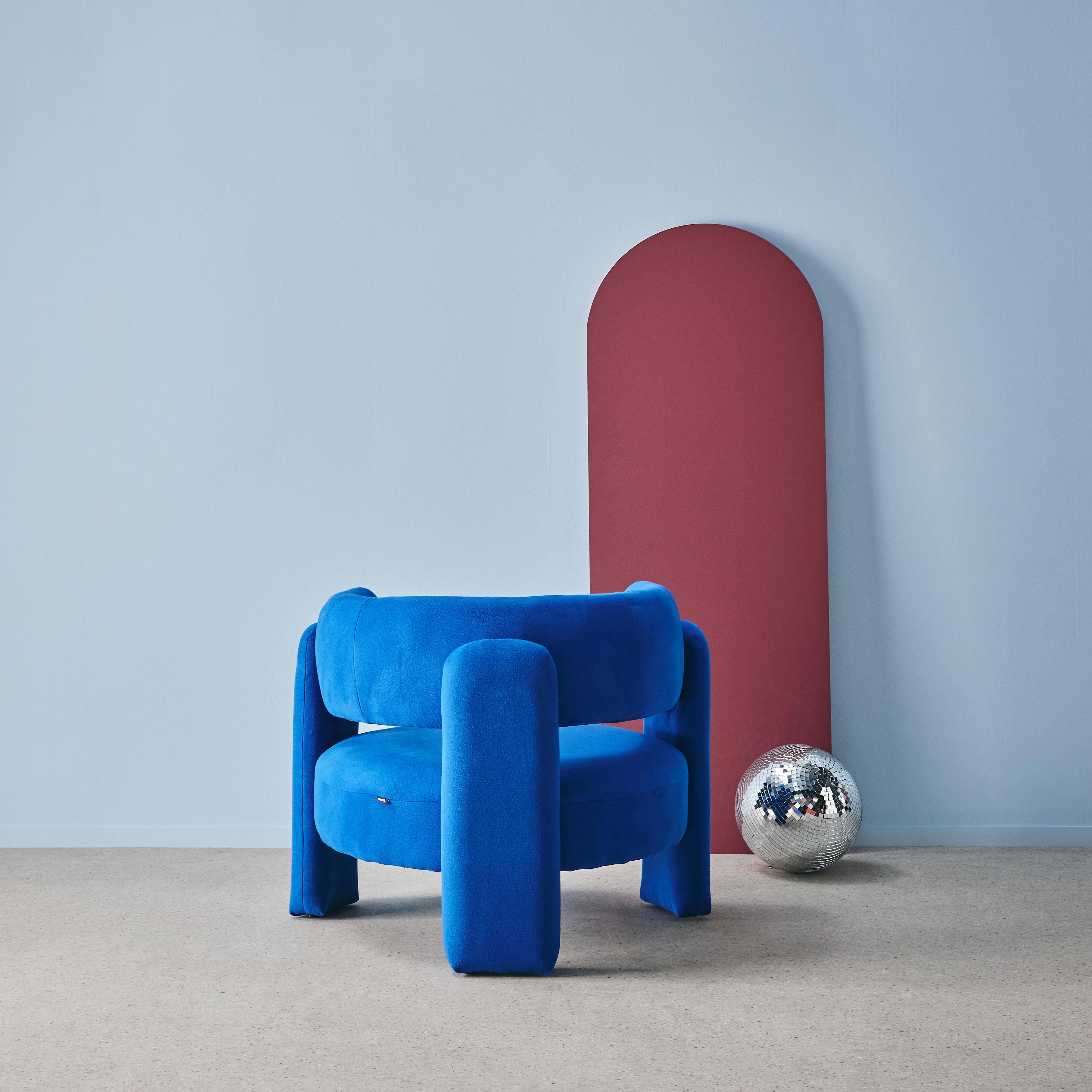 Dreibeiniger Sessel mit blauem Stoffbezug  Filzoptik - Mellow,sweeek,Photo3