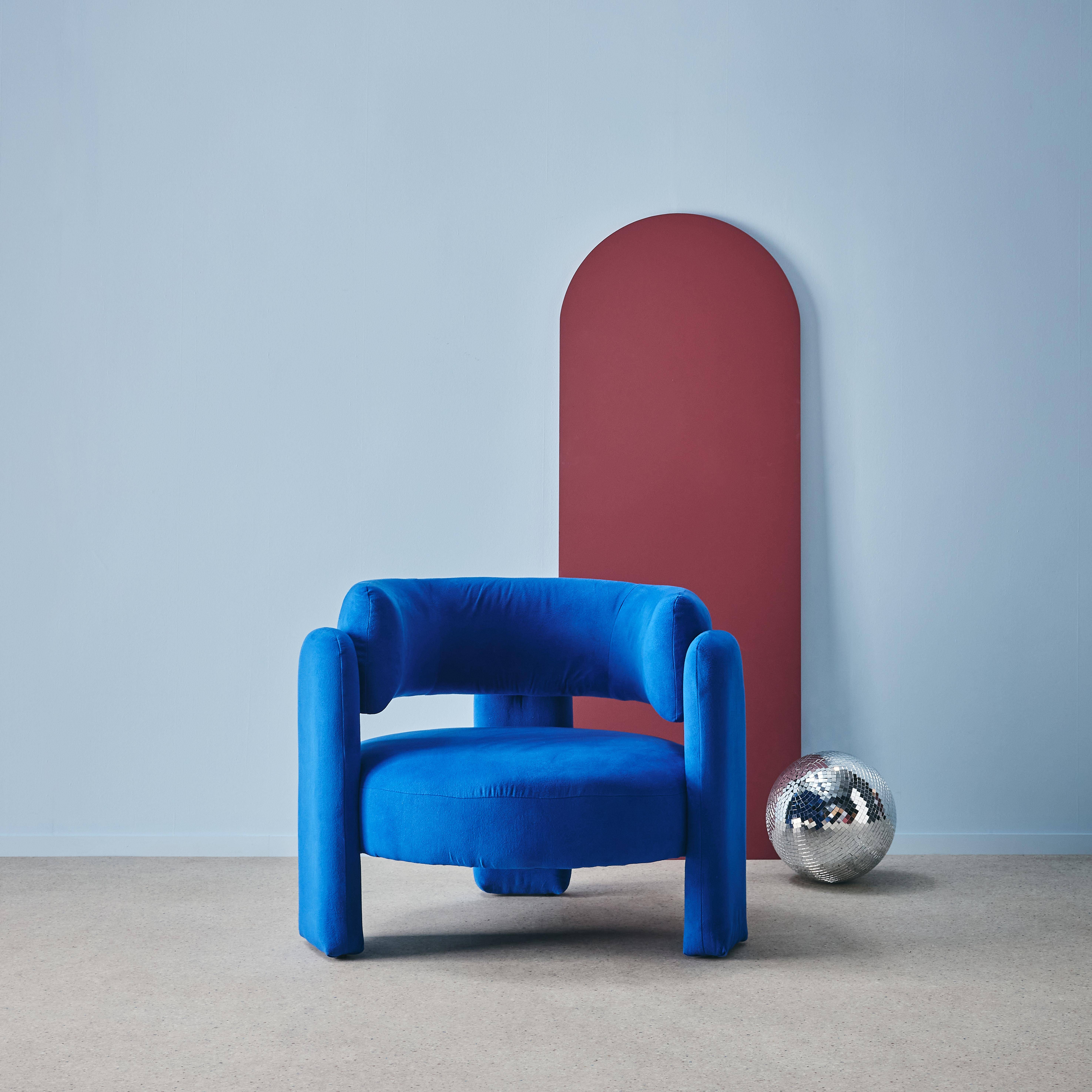 Dreibeiniger Sessel mit blauem Stoffbezug  Filzoptik - Mellow,sweeek,Photo1