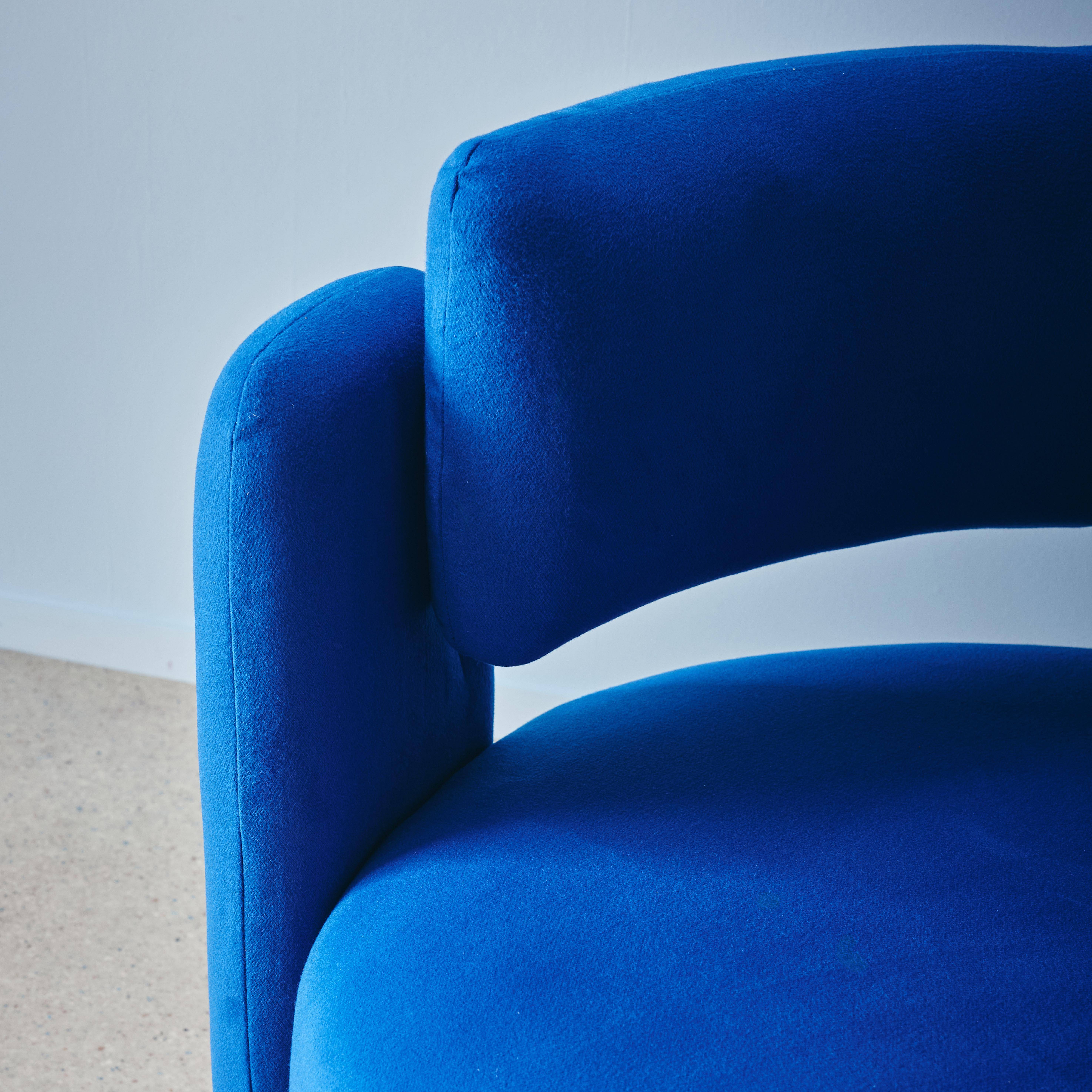 Dreibeiniger Sessel mit blauem Stoffbezug  Filzoptik - Mellow,sweeek,Photo4