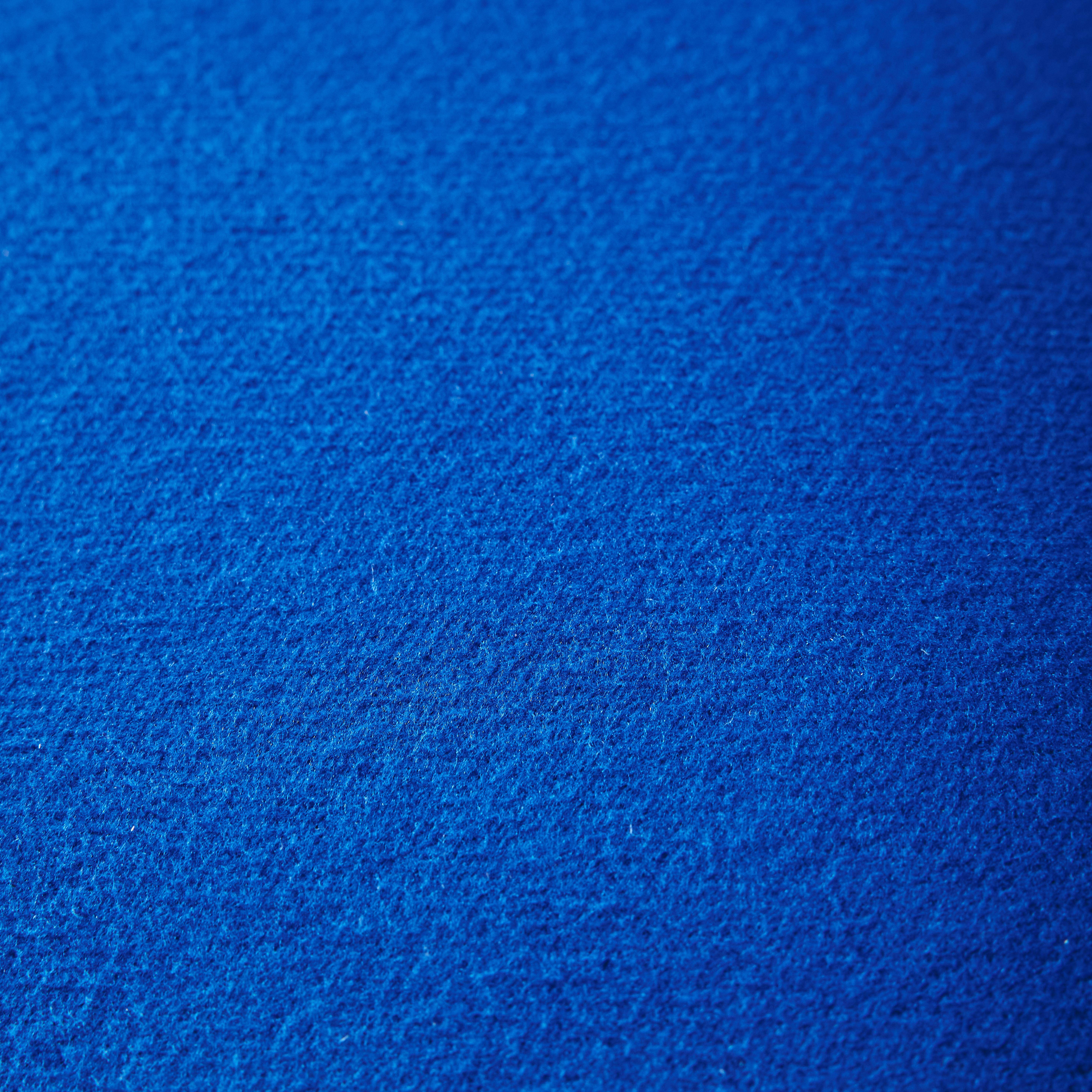 Dreibeiniger Sessel mit blauem Stoffbezug  Filzoptik - Mellow,sweeek,Photo5