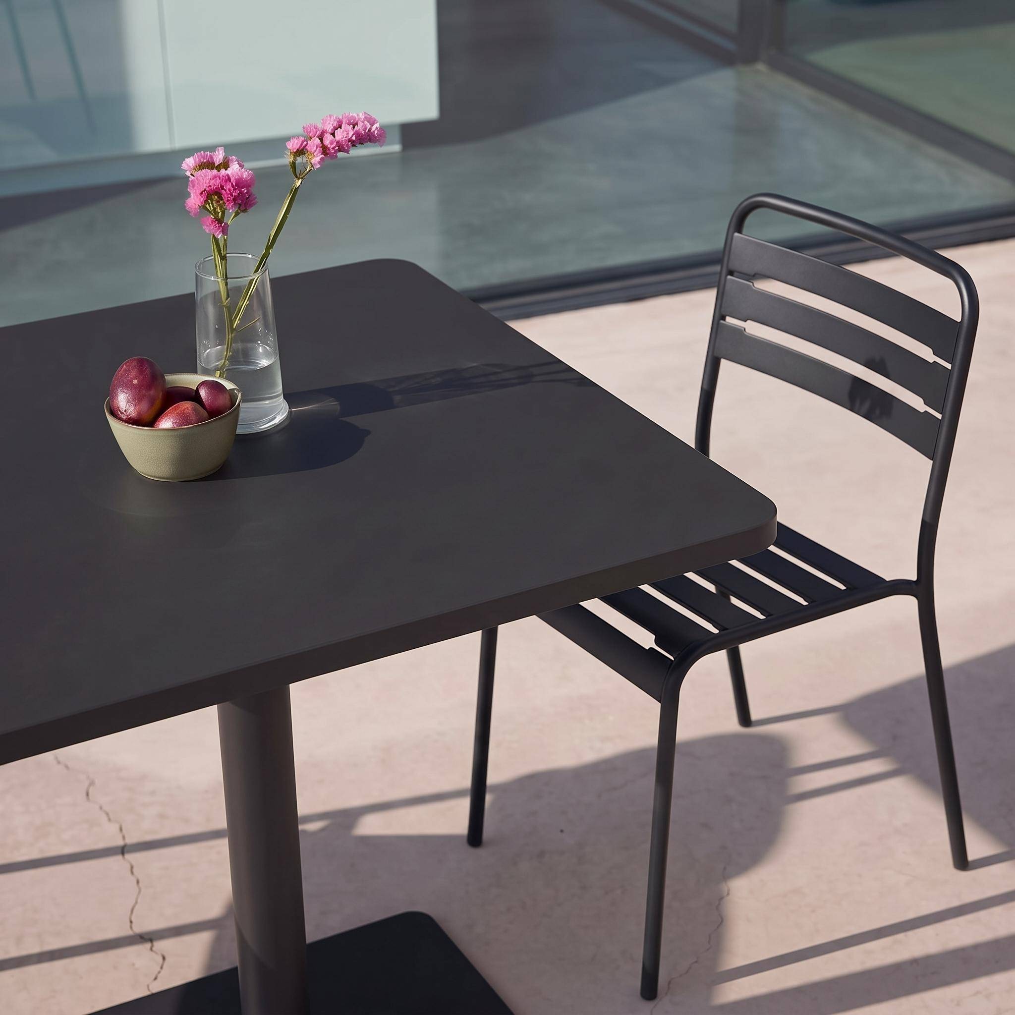 Mesa de jardín bistró cuadrada de acero con 2 sillas Antracita - 70x70x73 cm,sweeek,Photo2