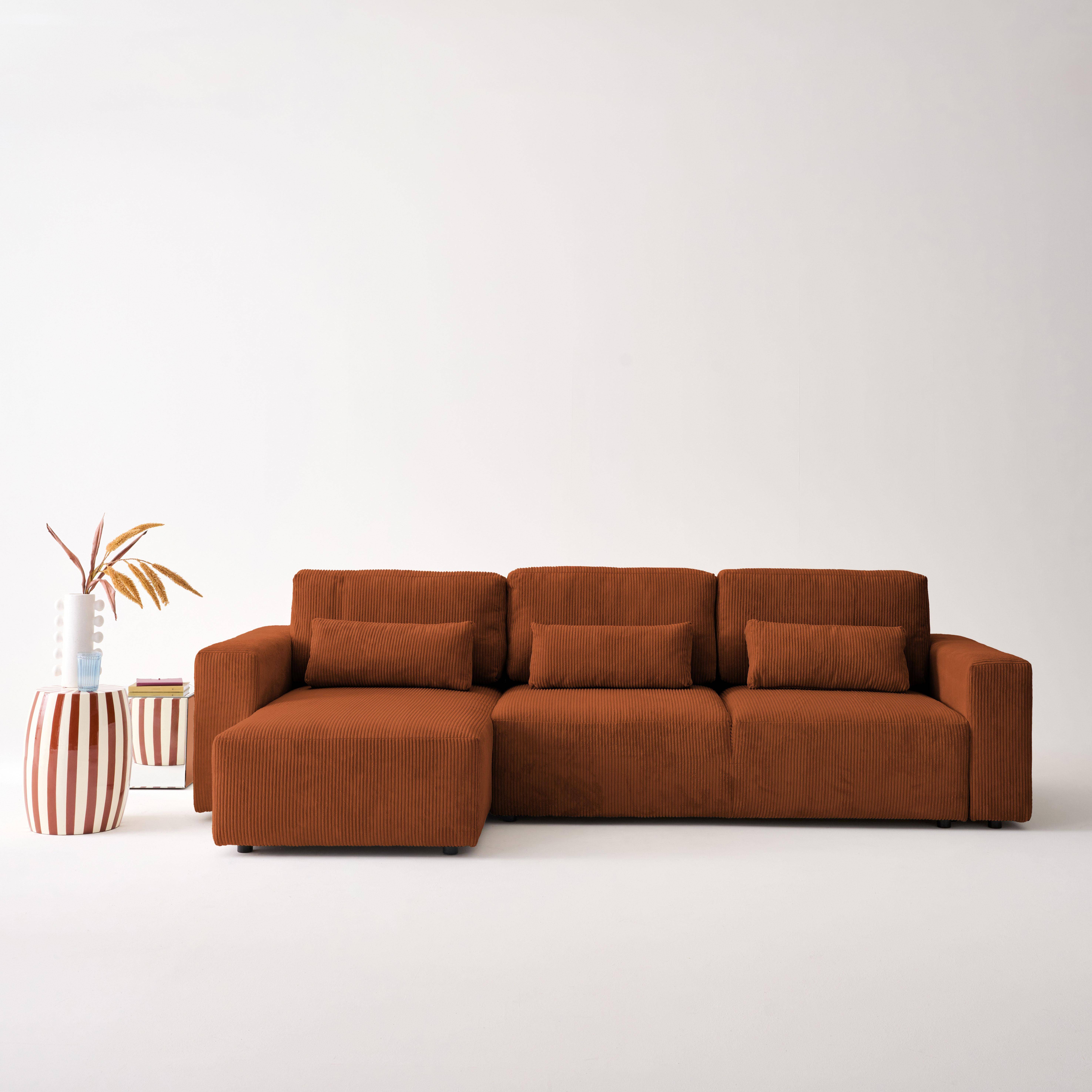 5-Sitzer Ecksofa mit Schlaffunktion und Cordbezug in camel, Recamiere beidseitig montierbar - Theo Photo1