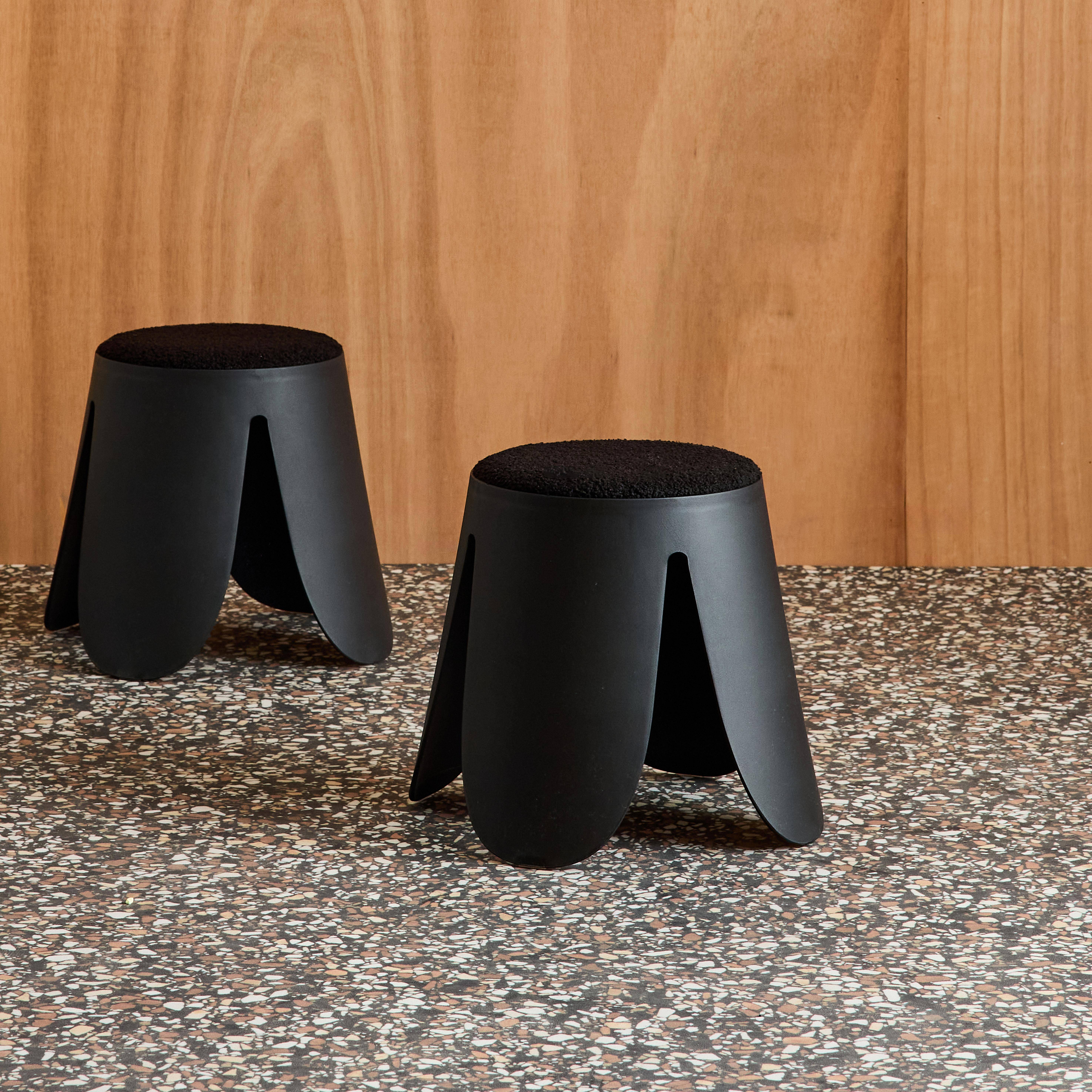 Zestaw 2 stołków dla dzieci z polipropylenu i czarnej teksturowanej tkaniny bouclé – Niki Kids,sweeek,Photo2