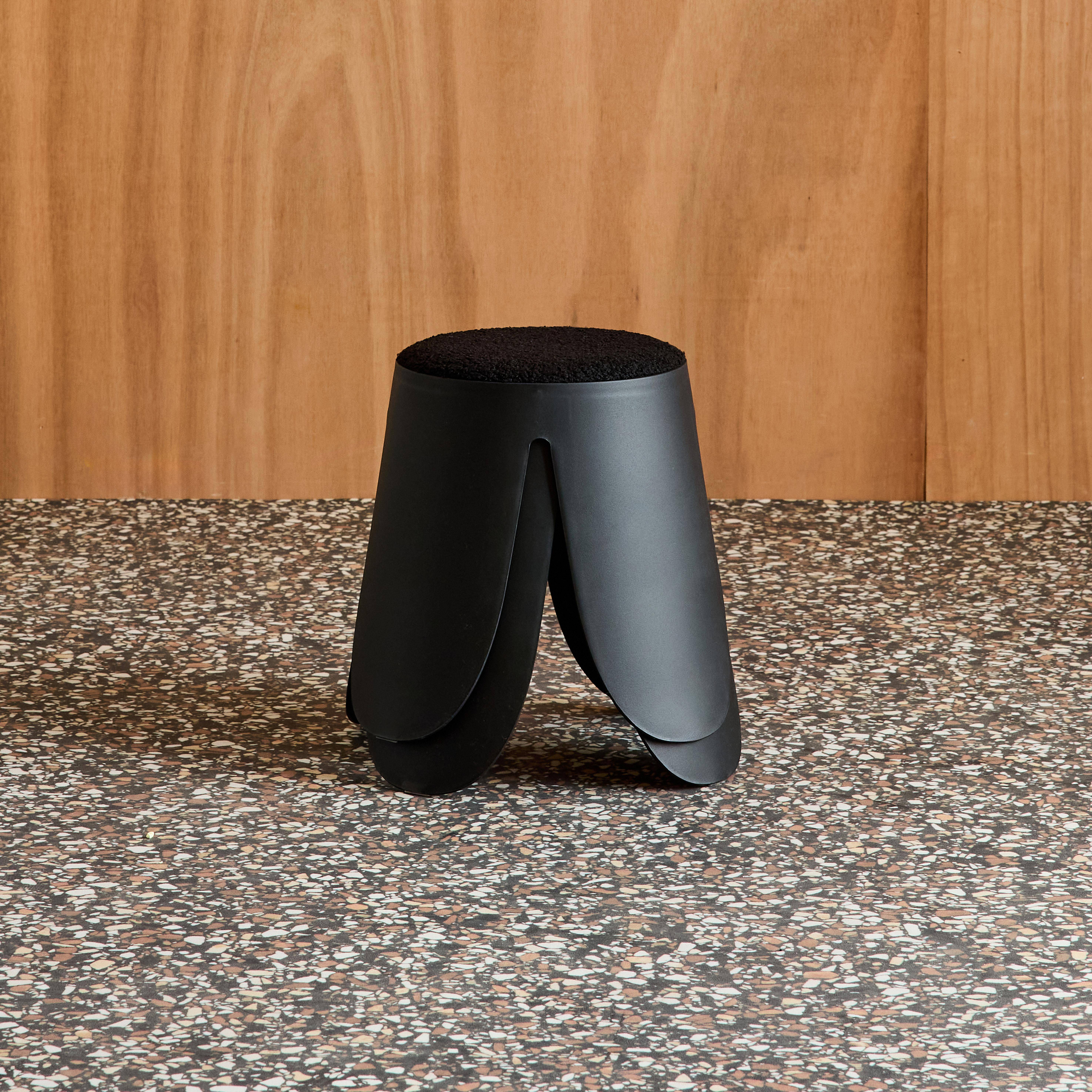 Zestaw 2 stołków dla dzieci z polipropylenu i czarnej teksturowanej tkaniny bouclé – Niki Kids,sweeek,Photo3