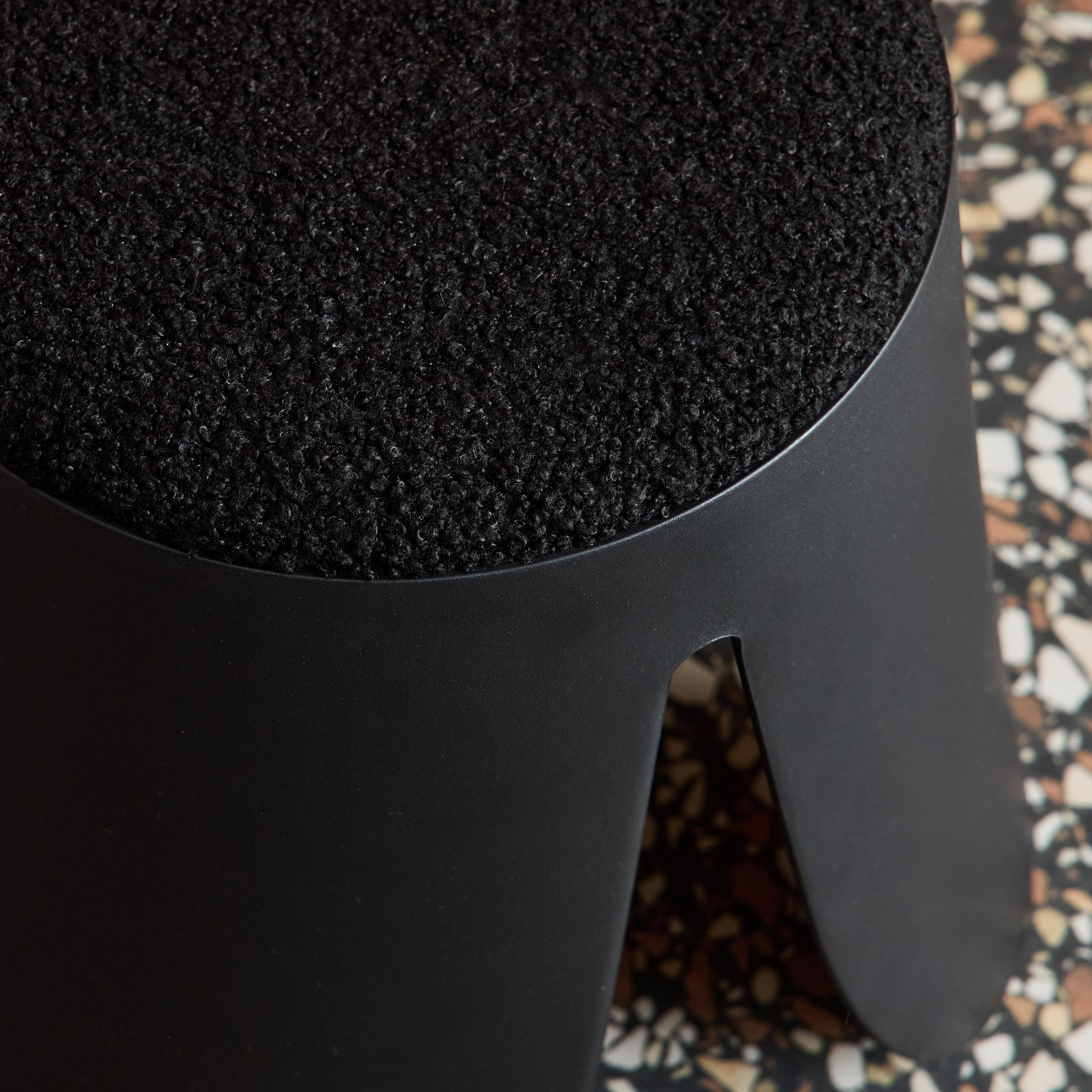 Zestaw 2 stołków dla dzieci z polipropylenu i czarnej teksturowanej tkaniny bouclé – Niki Kids Photo4